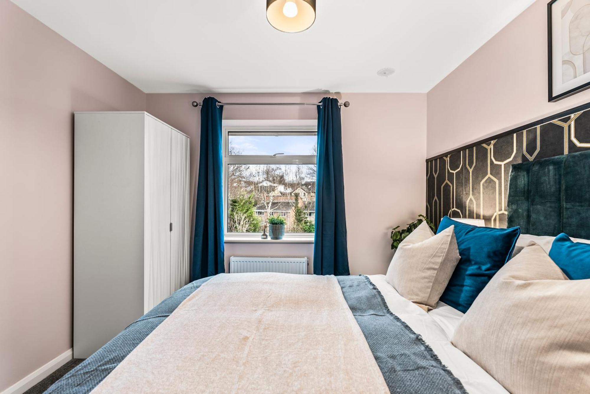 Elegant Retreat In Cheltenham - Garden & Parking Included Holiday home *