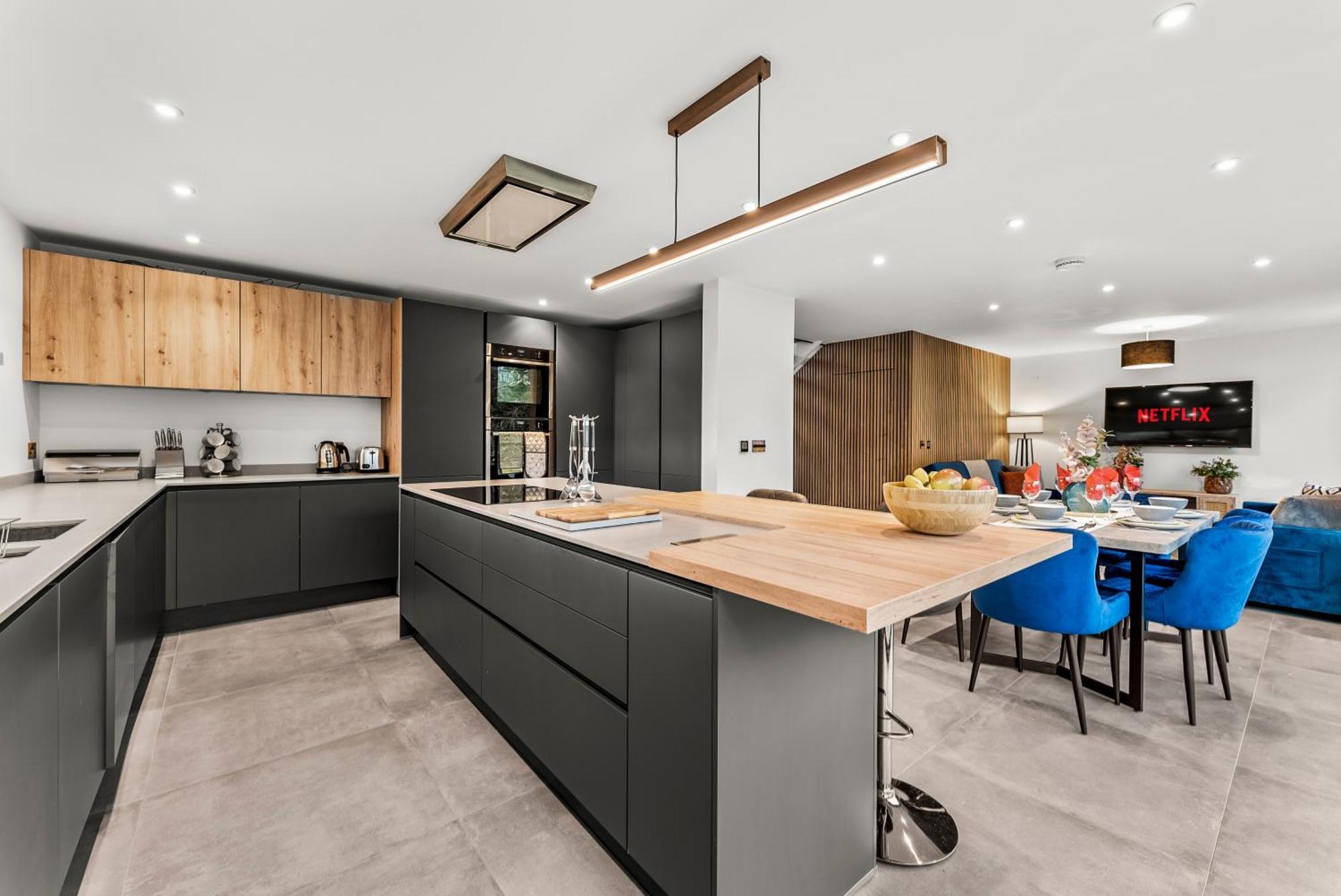 Elegant Retreat In Cheltenham - Garden & Parking Included