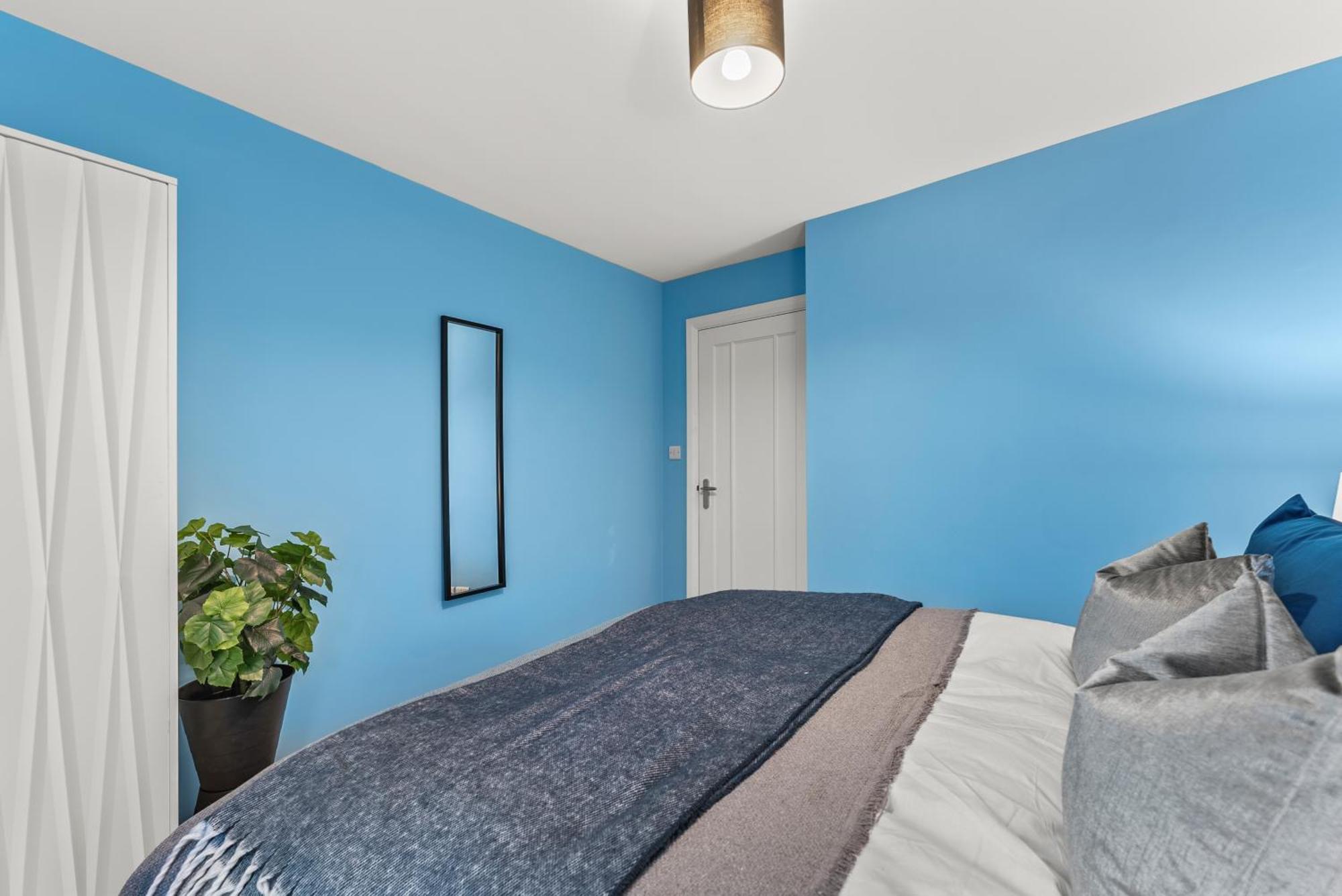 Elegant Retreat In Cheltenham - Garden & Parking Included *