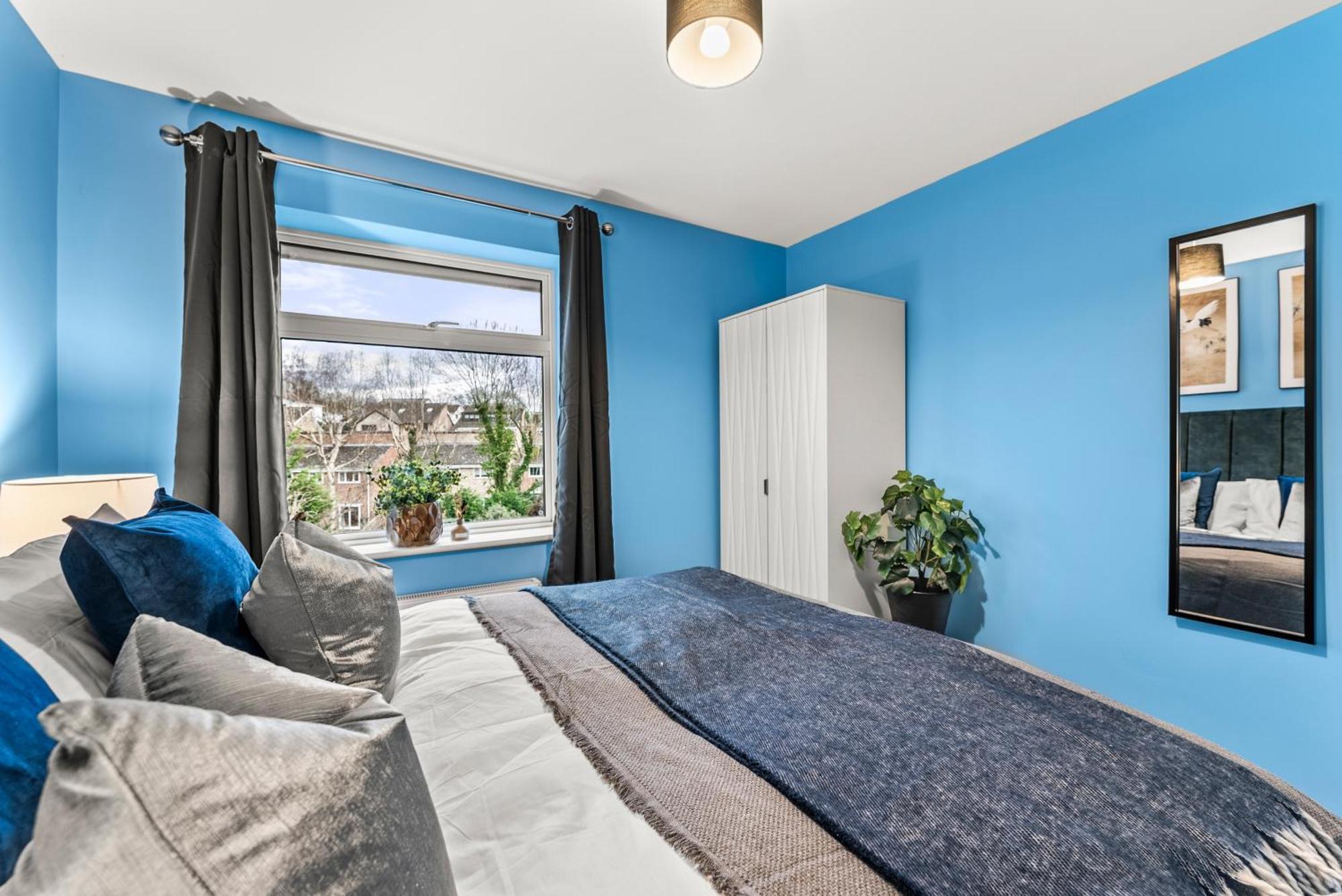 Elegant Retreat In Cheltenham - Garden & Parking Included