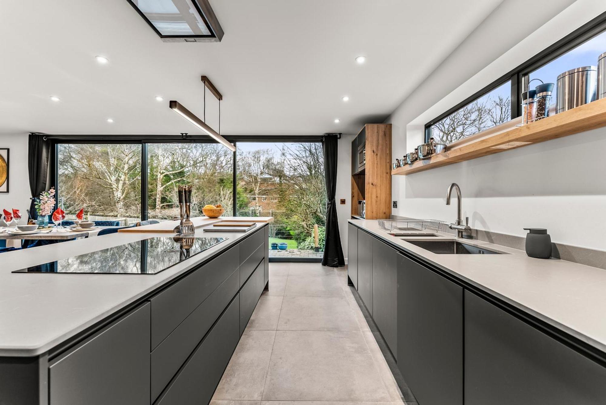 Elegant Retreat In Cheltenham - Garden & Parking Included Cheltenham