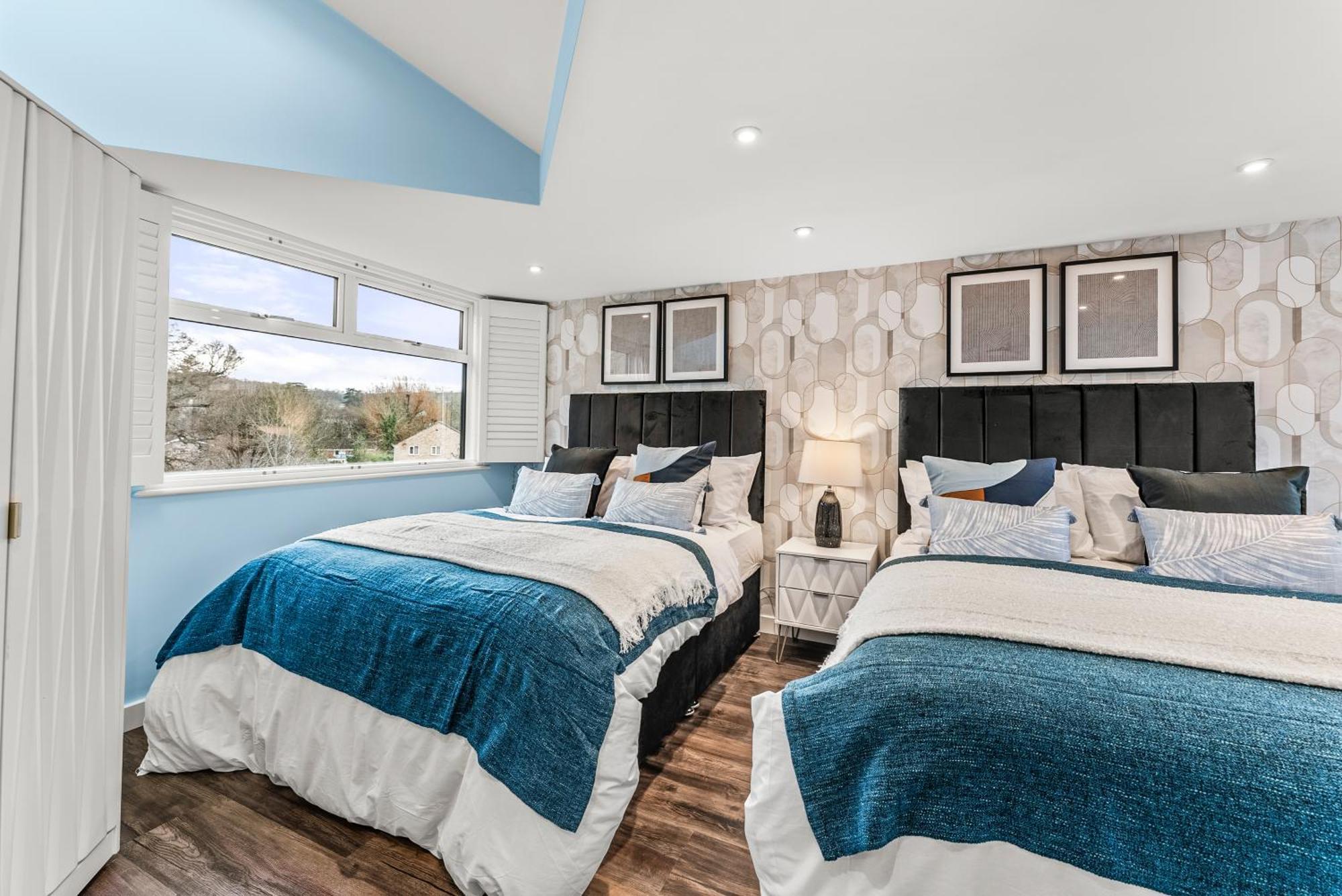 Elegant Retreat In Cheltenham - Garden & Parking Included *