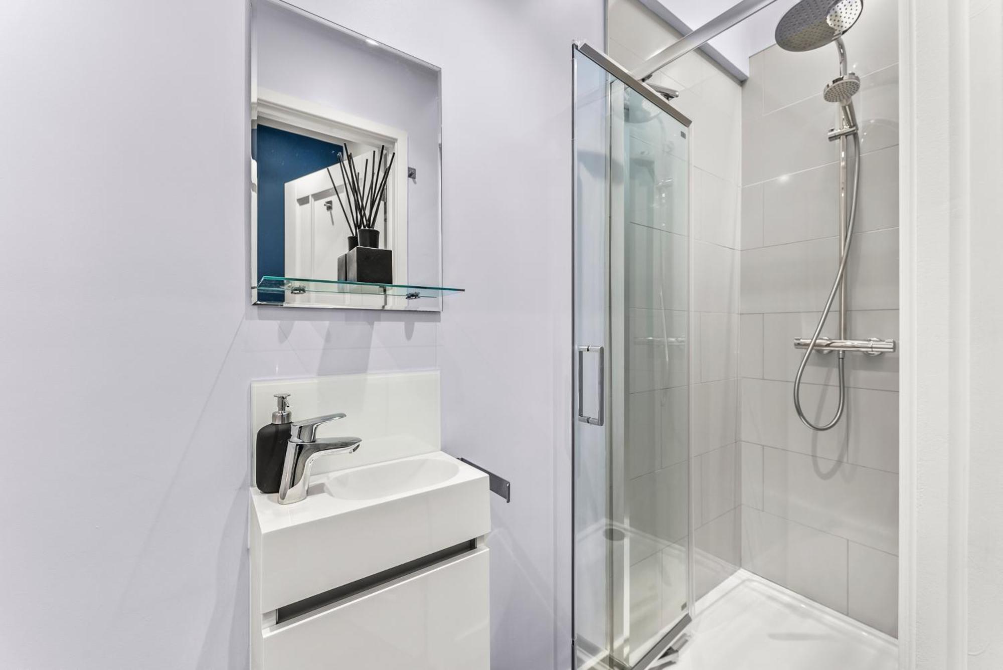 Elegant Retreat In Cheltenham - Garden & Parking Included Holiday home