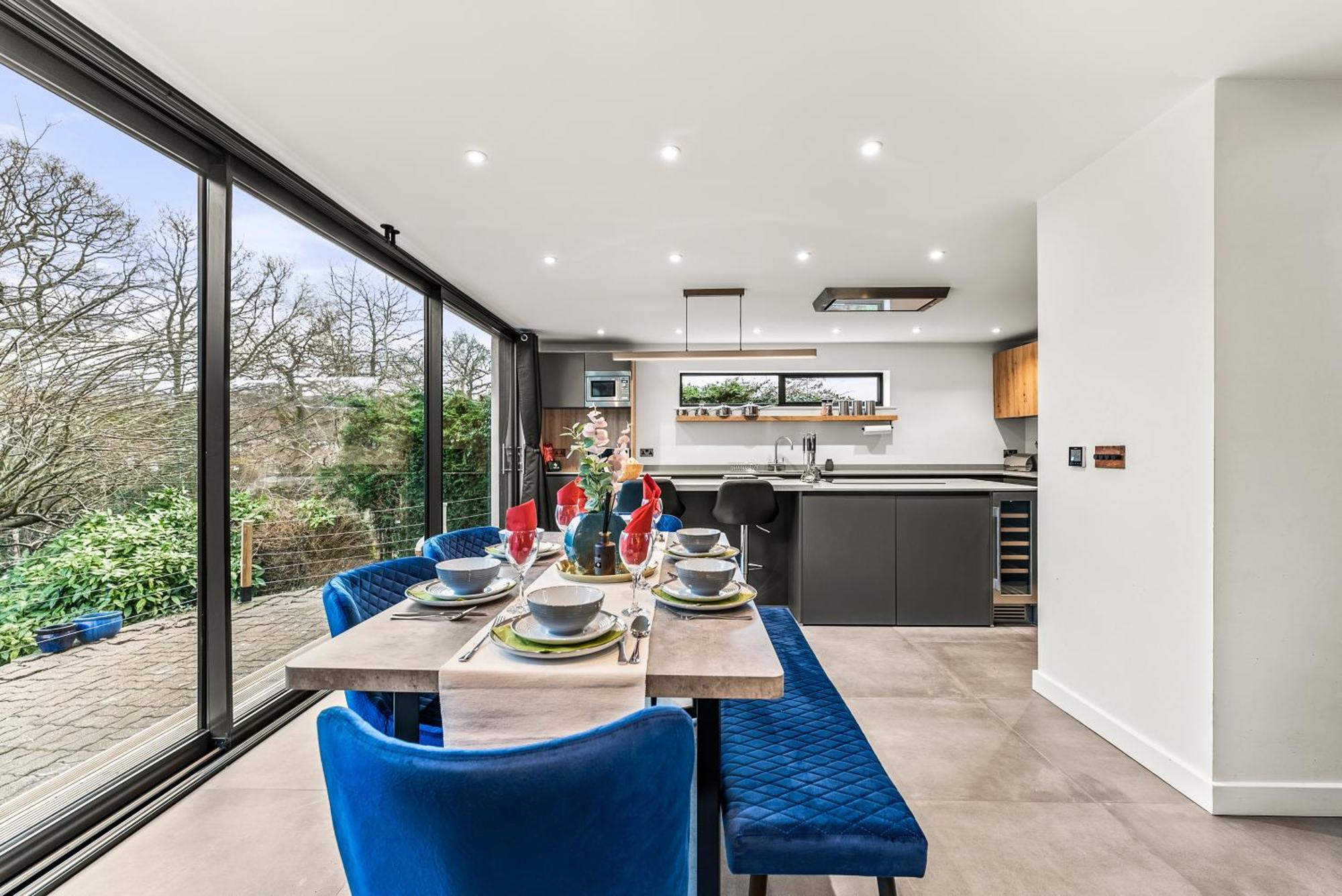 Elegant Retreat In Cheltenham - Garden & Parking Included Cheltenham