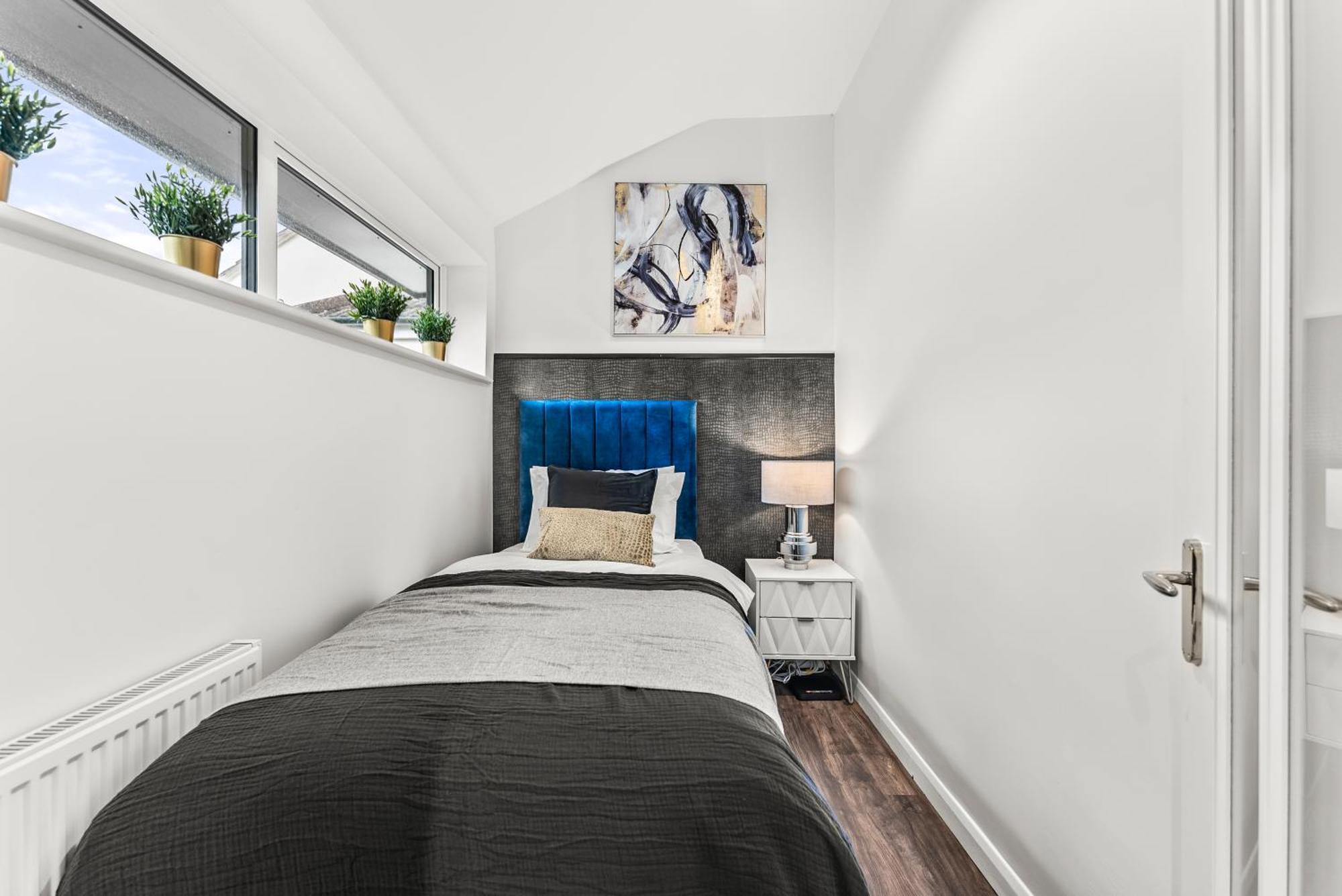Elegant Retreat In Cheltenham - Garden & Parking Included