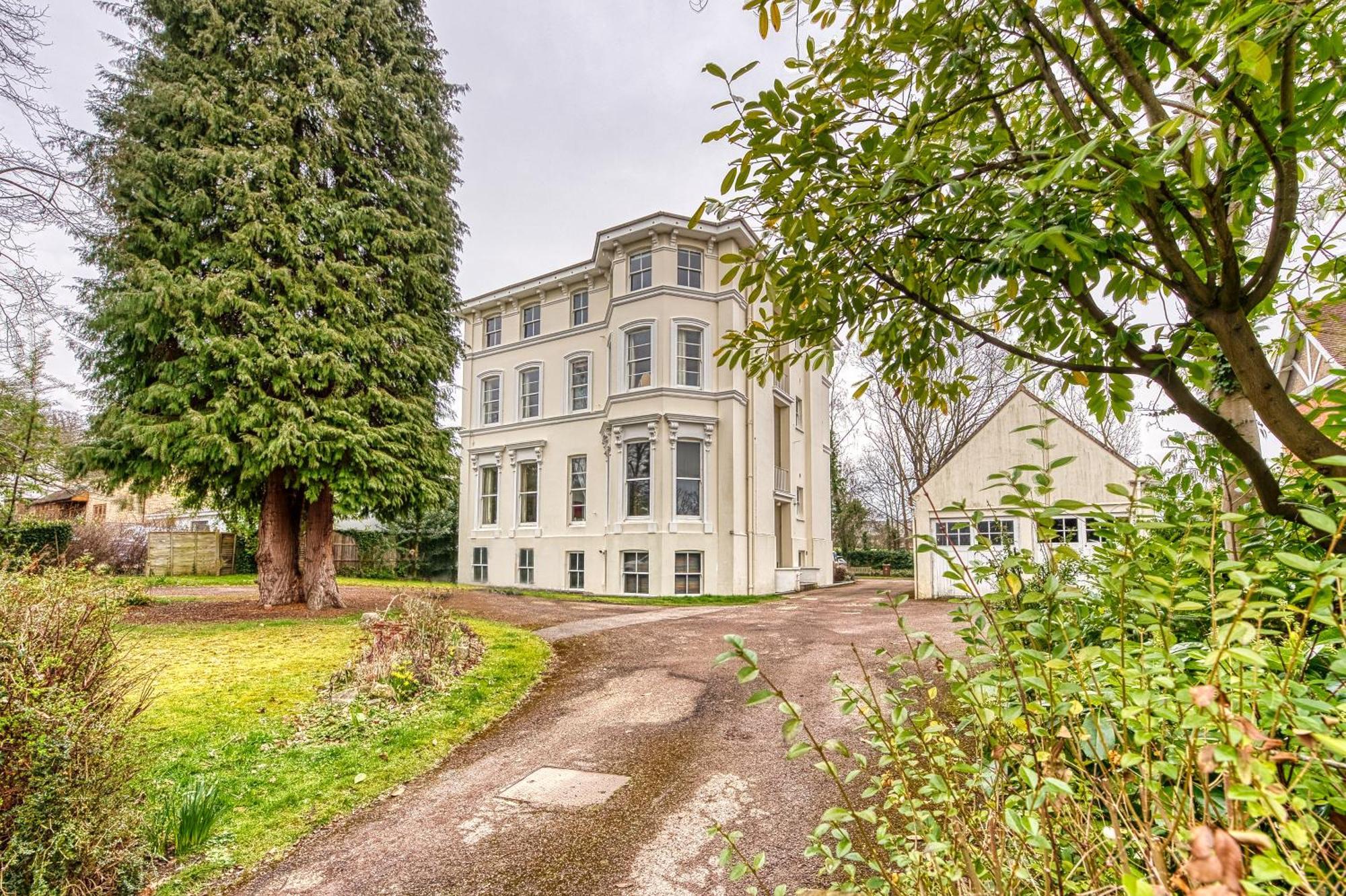 2 Bedroom Stylish Spacious Apt, Sleeps 6, Central Cheltenham, With Free Parking - By Blue Puffin Apartment *