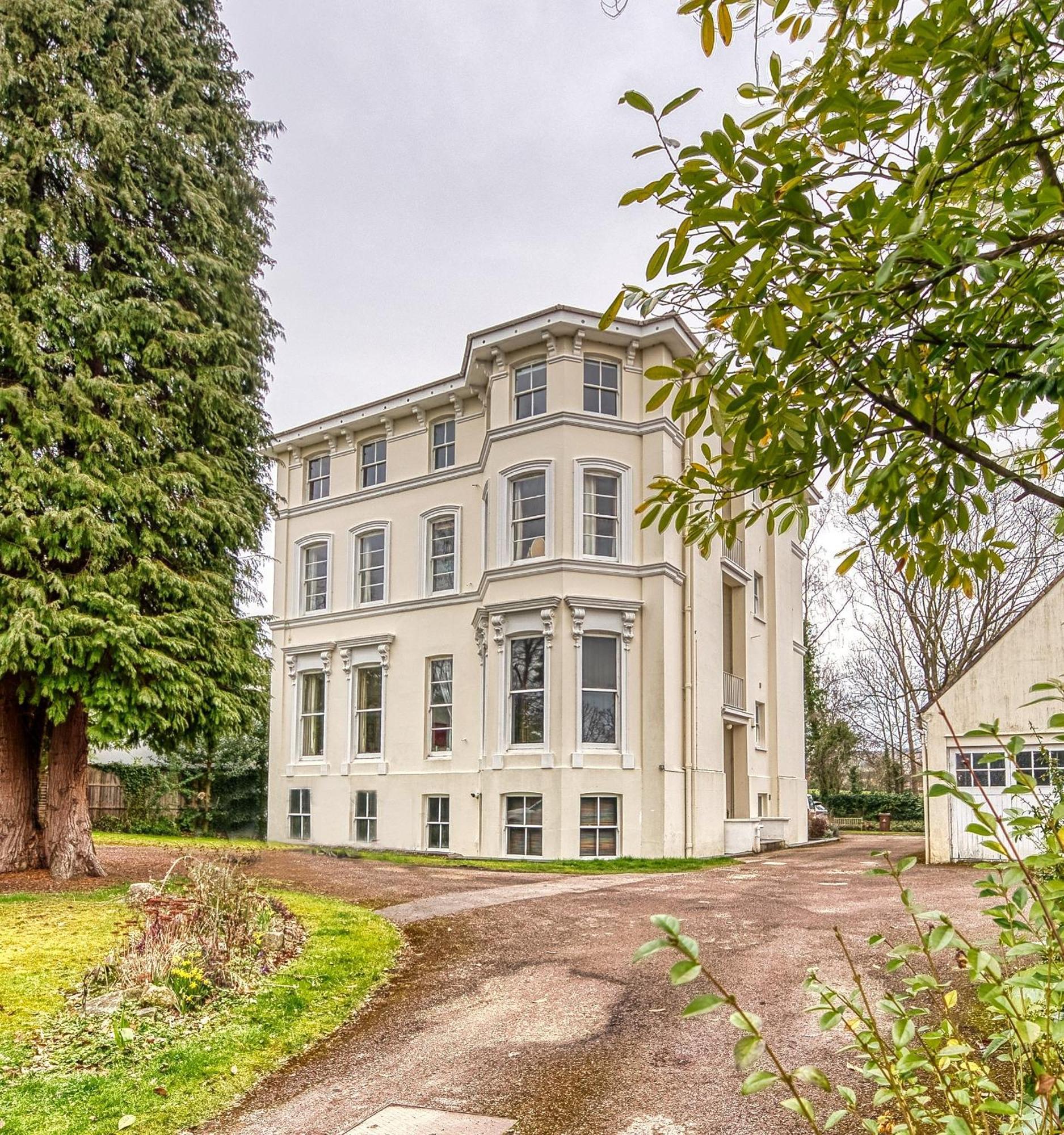 Apartment 2 Bedroom Stylish Spacious Apt, Sleeps 6, Central Cheltenham, With Free Parking - By Blue Puffin *