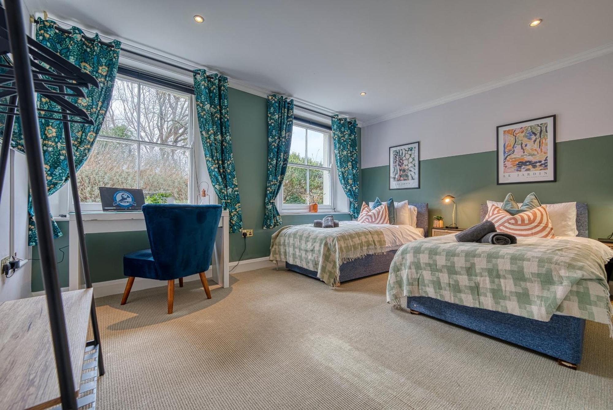 Apartment 2 Bedroom Stylish Spacious Apt, Sleeps 6, Central Cheltenham, With Free Parking - By Blue Puffin