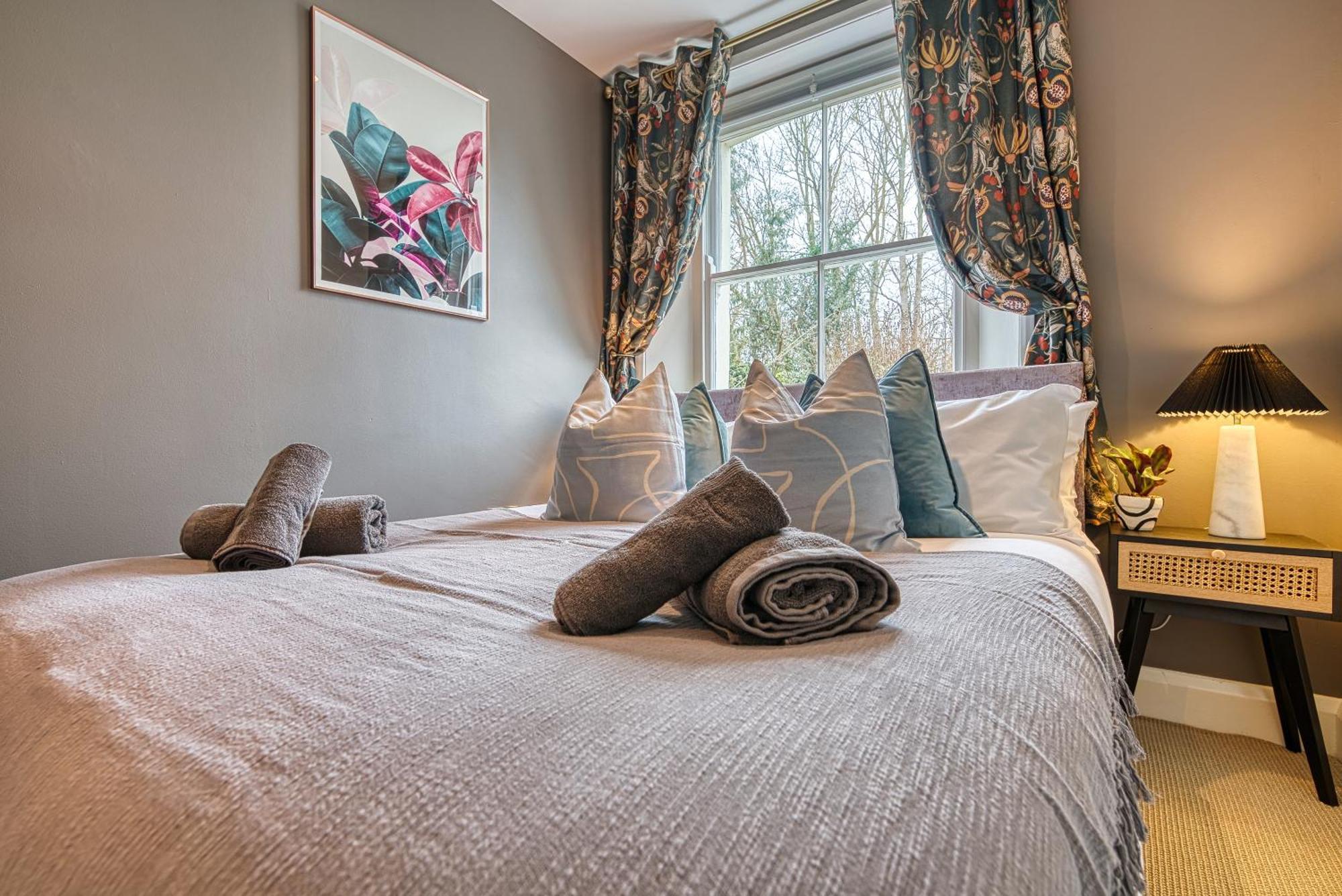 2 Bedroom Stylish Spacious Apt, Sleeps 6, Central Cheltenham, With Free Parking - By Blue Puffin Apartment Cheltenham