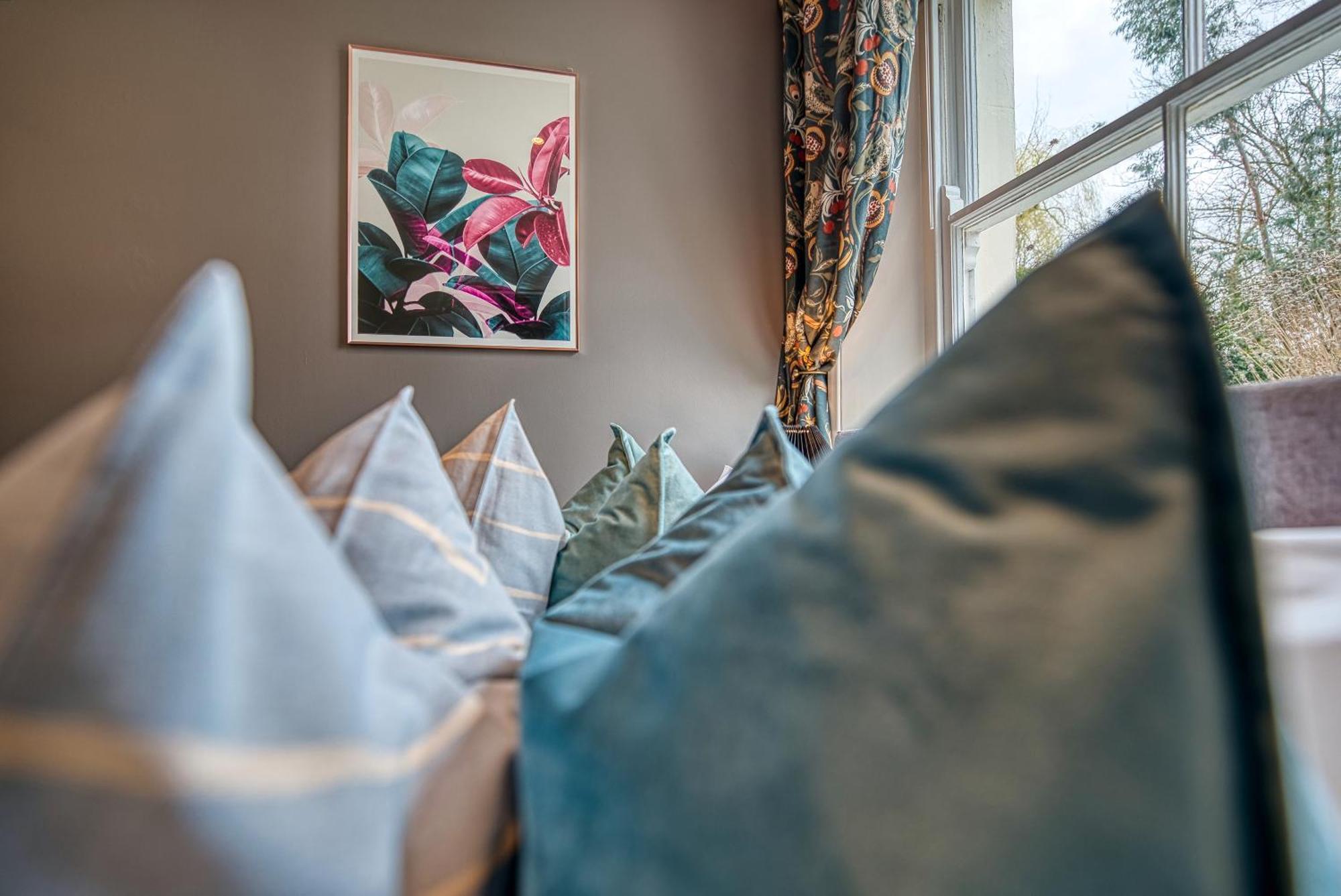 2 Bedroom Stylish Spacious Apt, Sleeps 6, Central Cheltenham, With Free Parking - By Blue Puffin Cheltenham