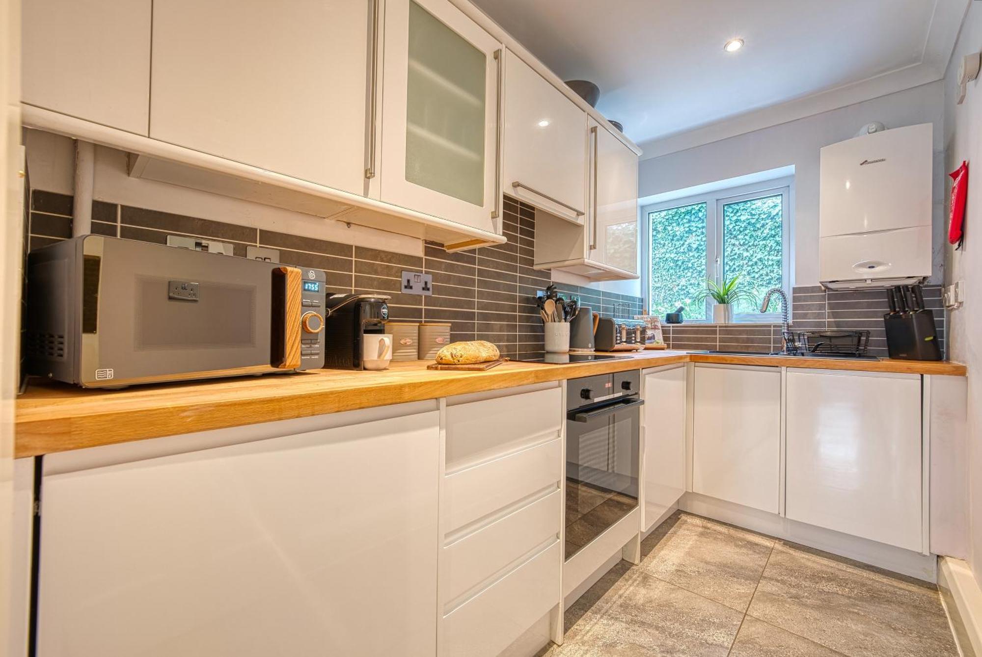 Apartment 2 Bedroom Stylish Spacious Apt, Sleeps 6, Central Cheltenham, With Free Parking - By Blue Puffin *