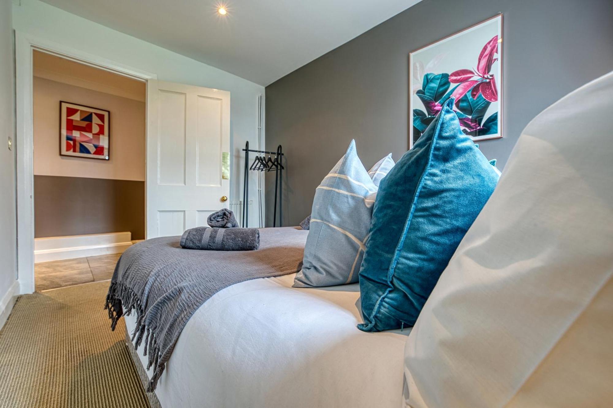 2 Bedroom Stylish Spacious Apt, Sleeps 6, Central Cheltenham, With Free Parking - By Blue Puffin *