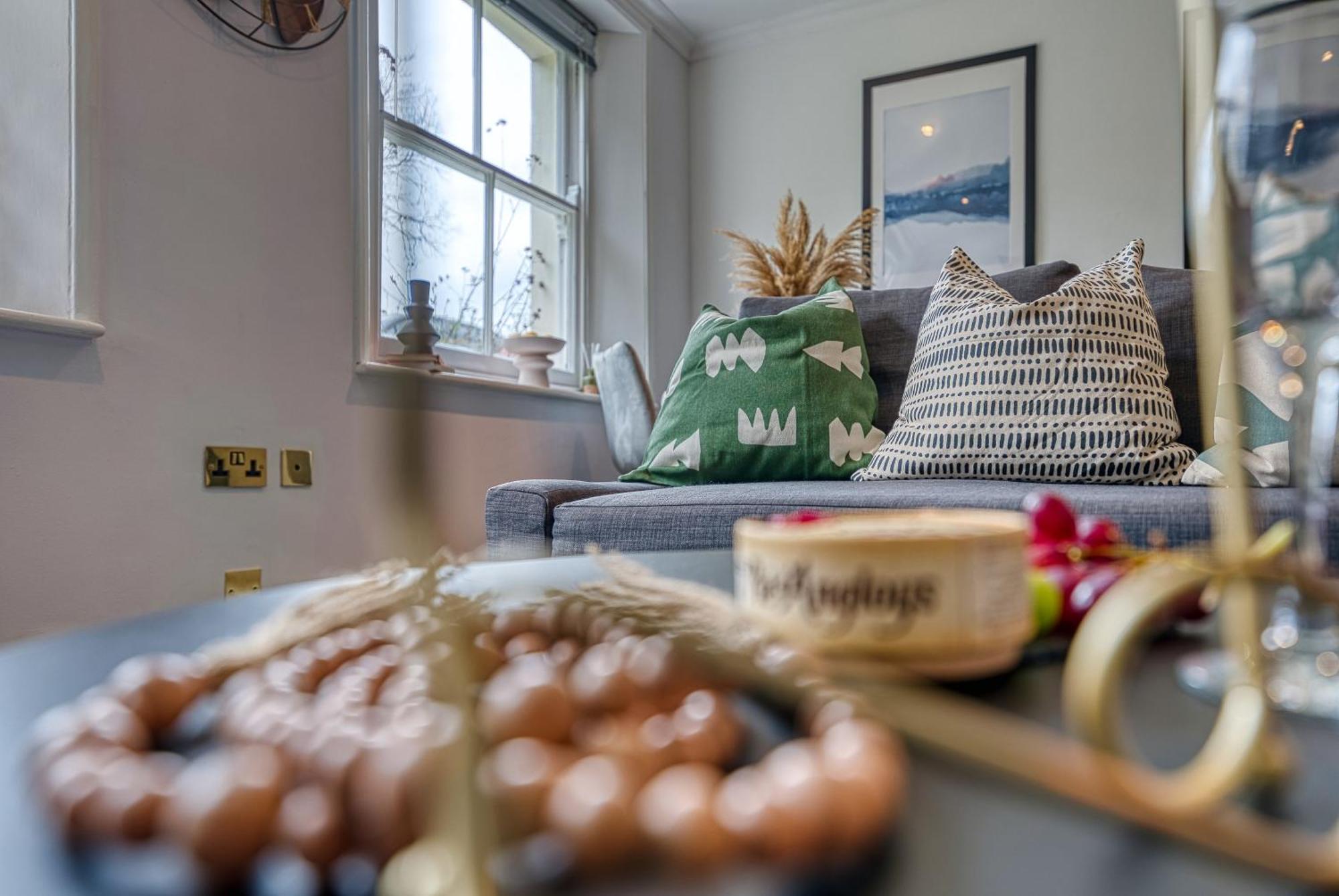 Apartment 2 Bedroom Stylish Spacious Apt, Sleeps 6, Central Cheltenham, With Free Parking - By Blue Puffin
