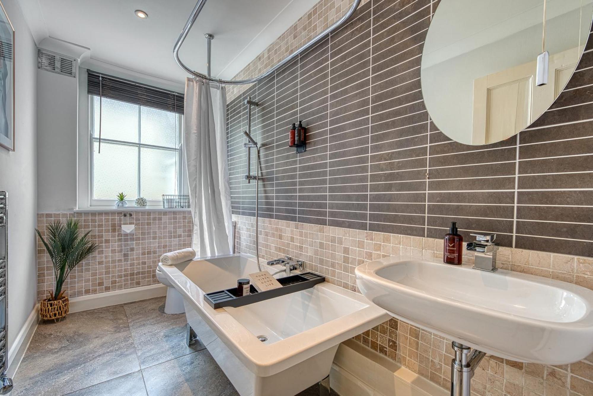 2 Bedroom Stylish Spacious Apt, Sleeps 6, Central Cheltenham, With Free Parking - By Blue Puffin *