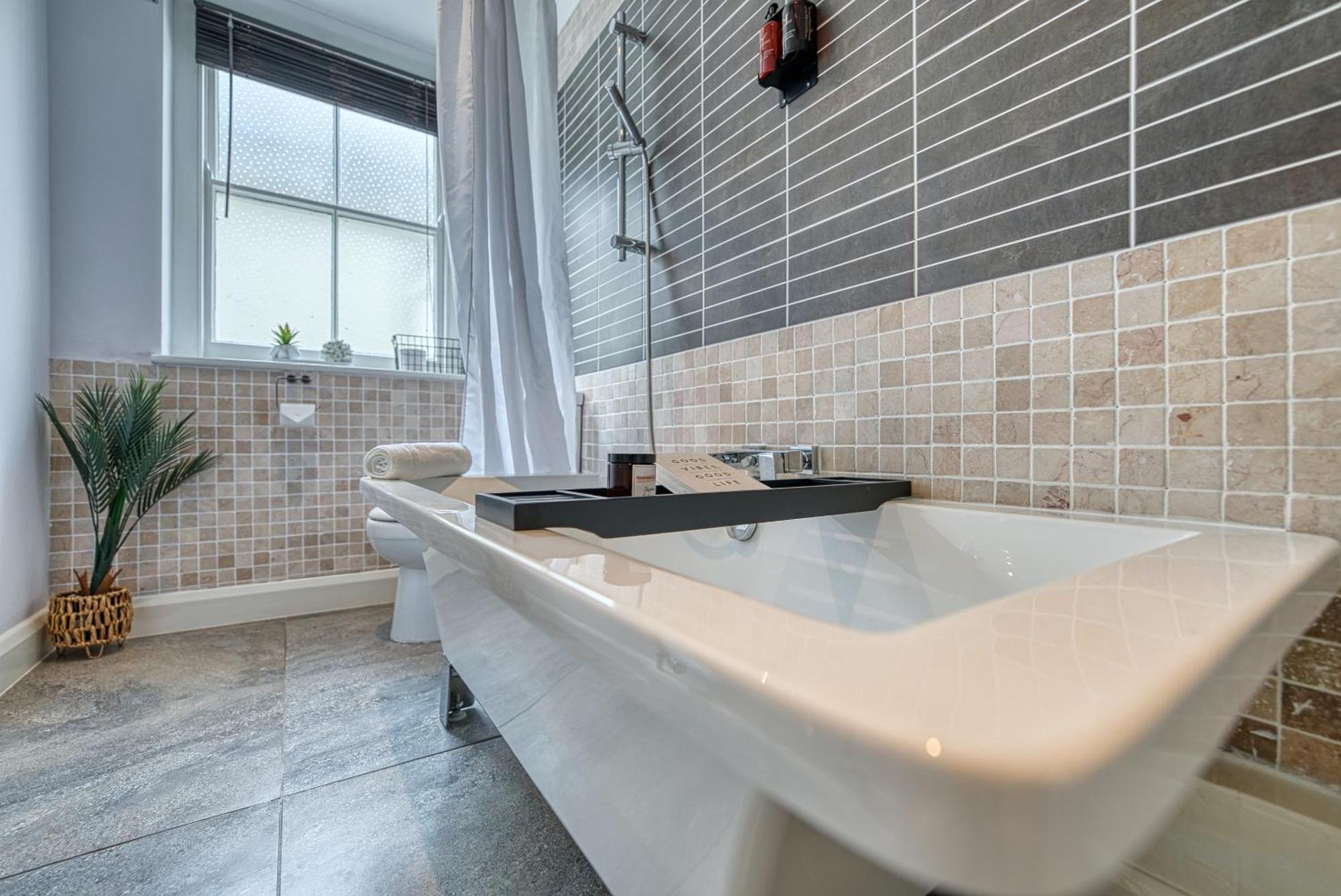 2 Bedroom Stylish Spacious Apt, Sleeps 6, Central Cheltenham, With Free Parking - By Blue Puffin * Cheltenham