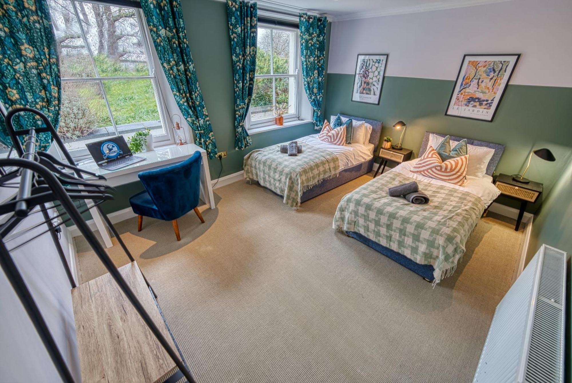 2 Bedroom Stylish Spacious Apt, Sleeps 6, Central Cheltenham, With Free Parking - By Blue Puffin Apartment Cheltenham