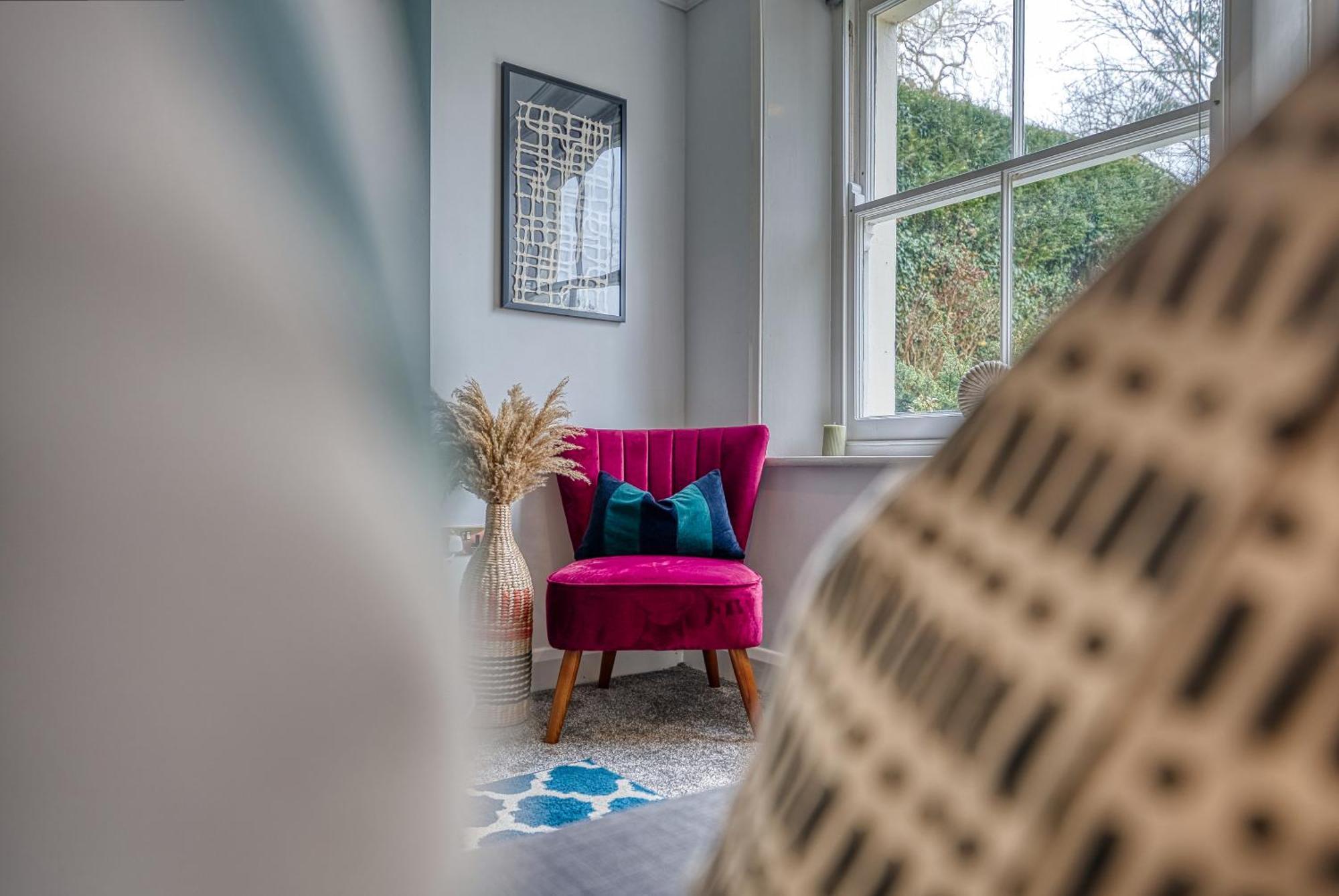 2 Bedroom Stylish Spacious Apt, Sleeps 6, Central Cheltenham, With Free Parking - By Blue Puffin Apartment