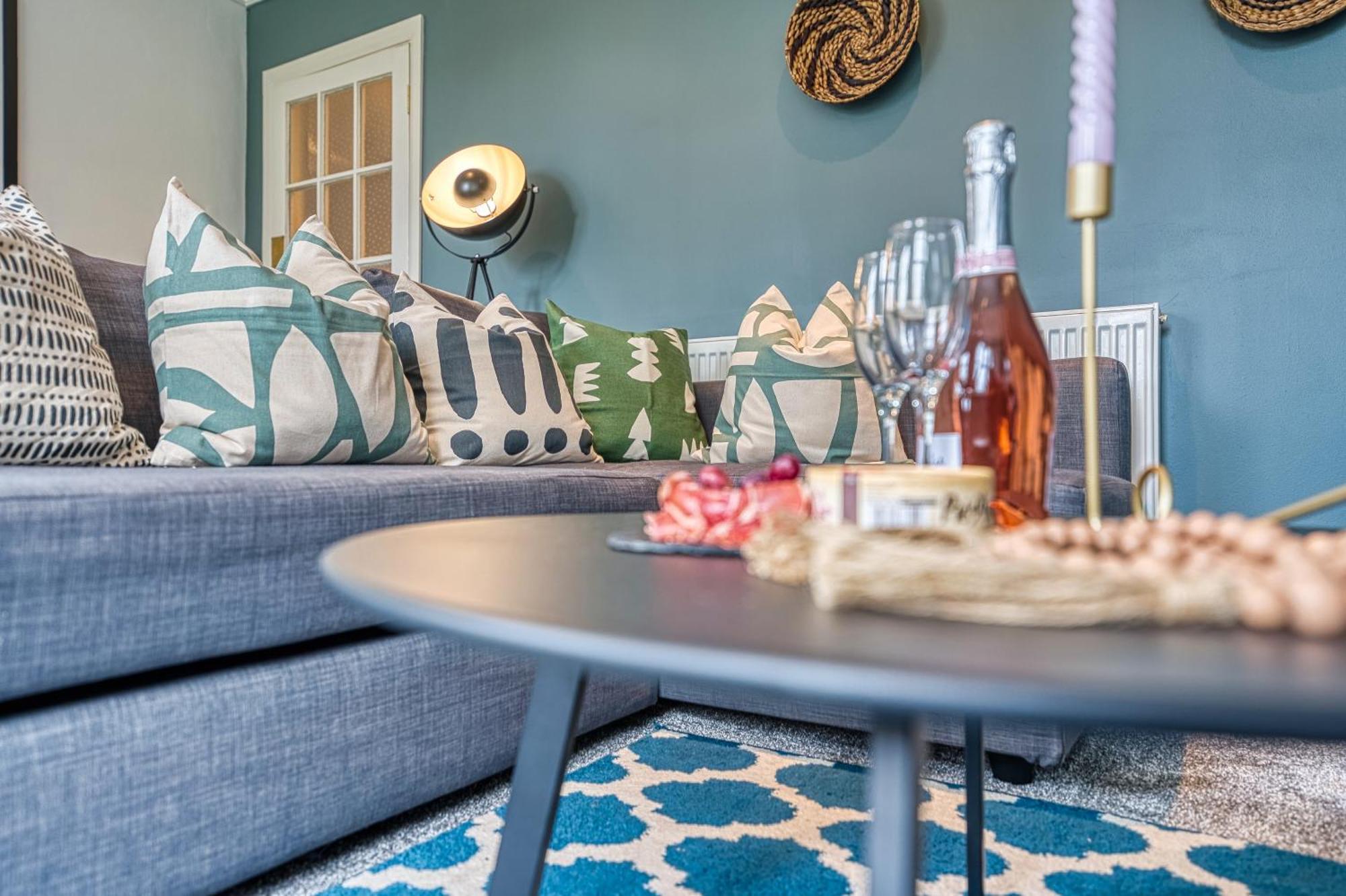 Apartment 2 Bedroom Stylish Spacious Apt, Sleeps 6, Central Cheltenham, With Free Parking - By Blue Puffin *