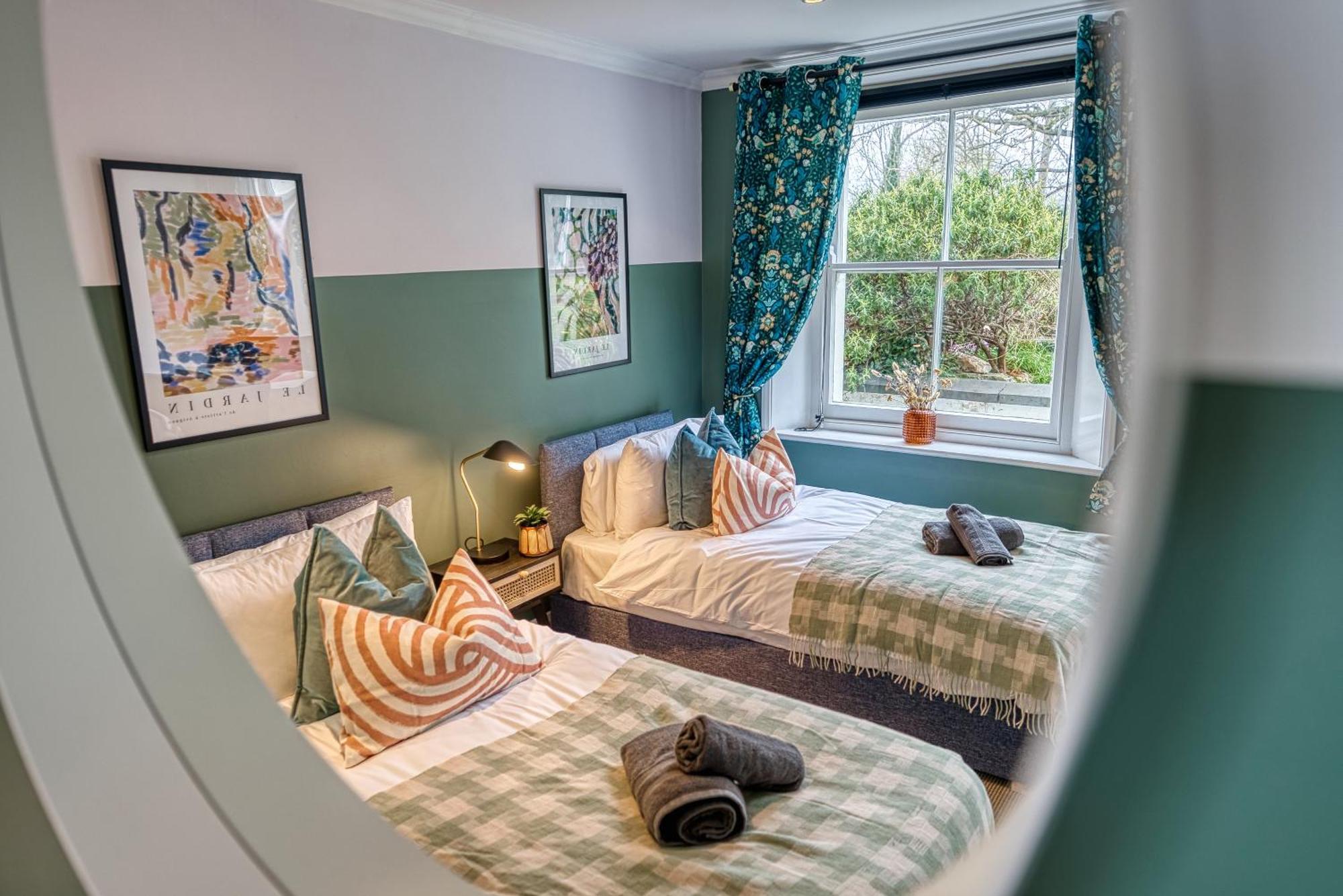 2 Bedroom Stylish Spacious Apt, Sleeps 6, Central Cheltenham, With Free Parking - By Blue Puffin *