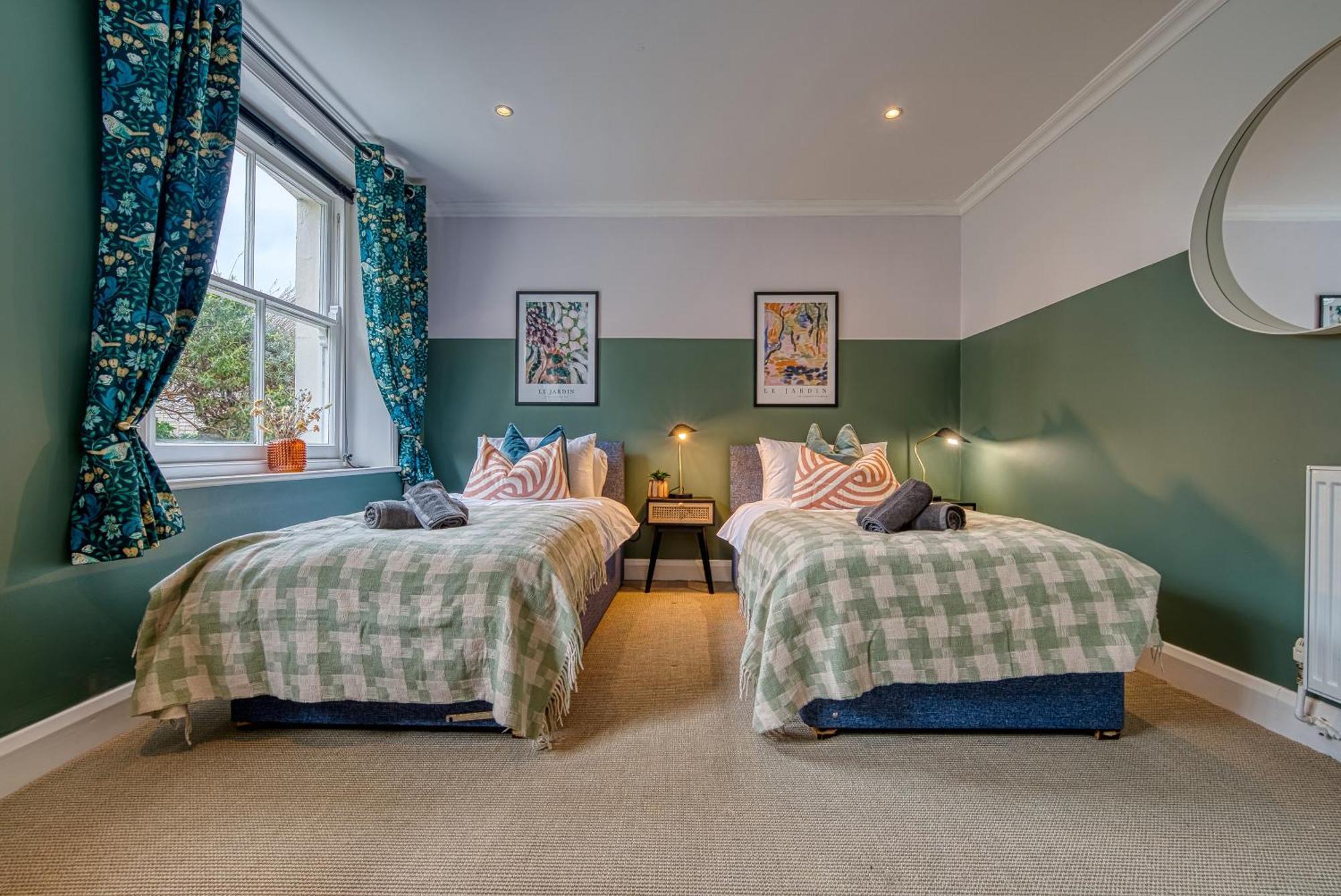 2 Bedroom Stylish Spacious Apt, Sleeps 6, Central Cheltenham, With Free Parking - By Blue Puffin
