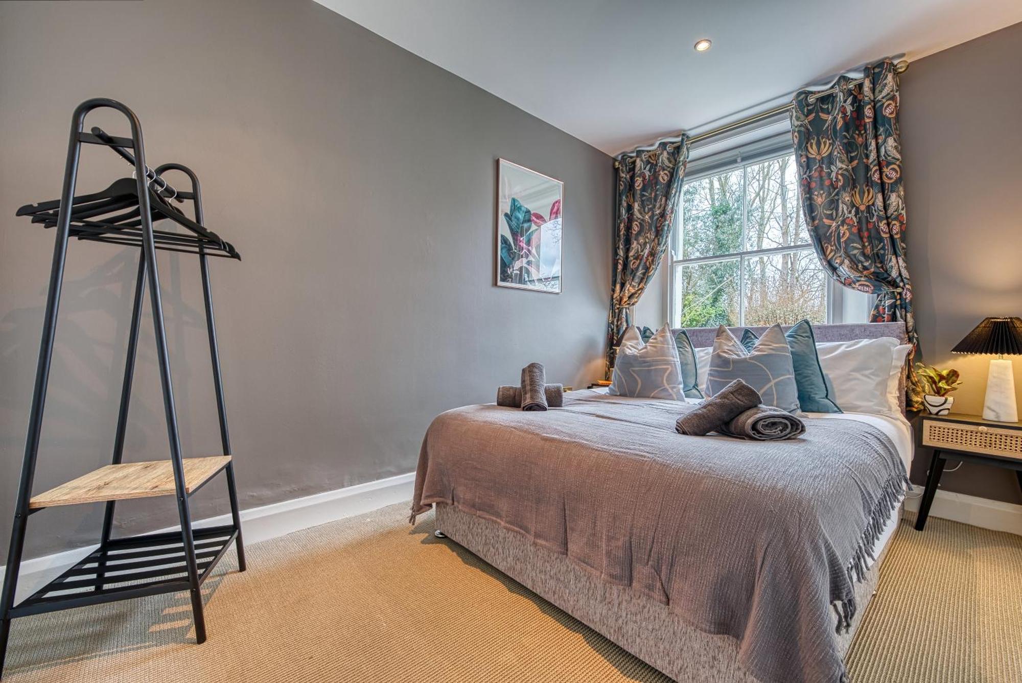 2 Bedroom Stylish Spacious Apt, Sleeps 6, Central Cheltenham, With Free Parking - By Blue Puffin Apartment *