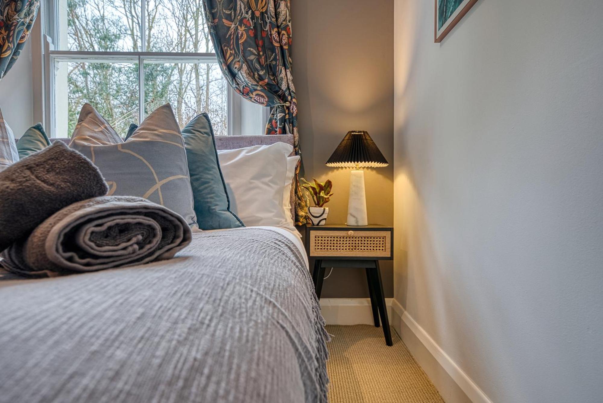 Apartment 2 Bedroom Stylish Spacious Apt, Sleeps 6, Central Cheltenham, With Free Parking - By Blue Puffin Cheltenham