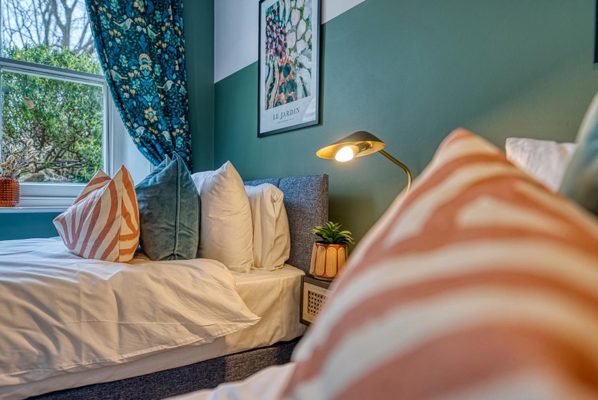 2 Bedroom Stylish Spacious Apt, Sleeps 6, Central Cheltenham, With Free Parking - By Blue Puffin Apartment