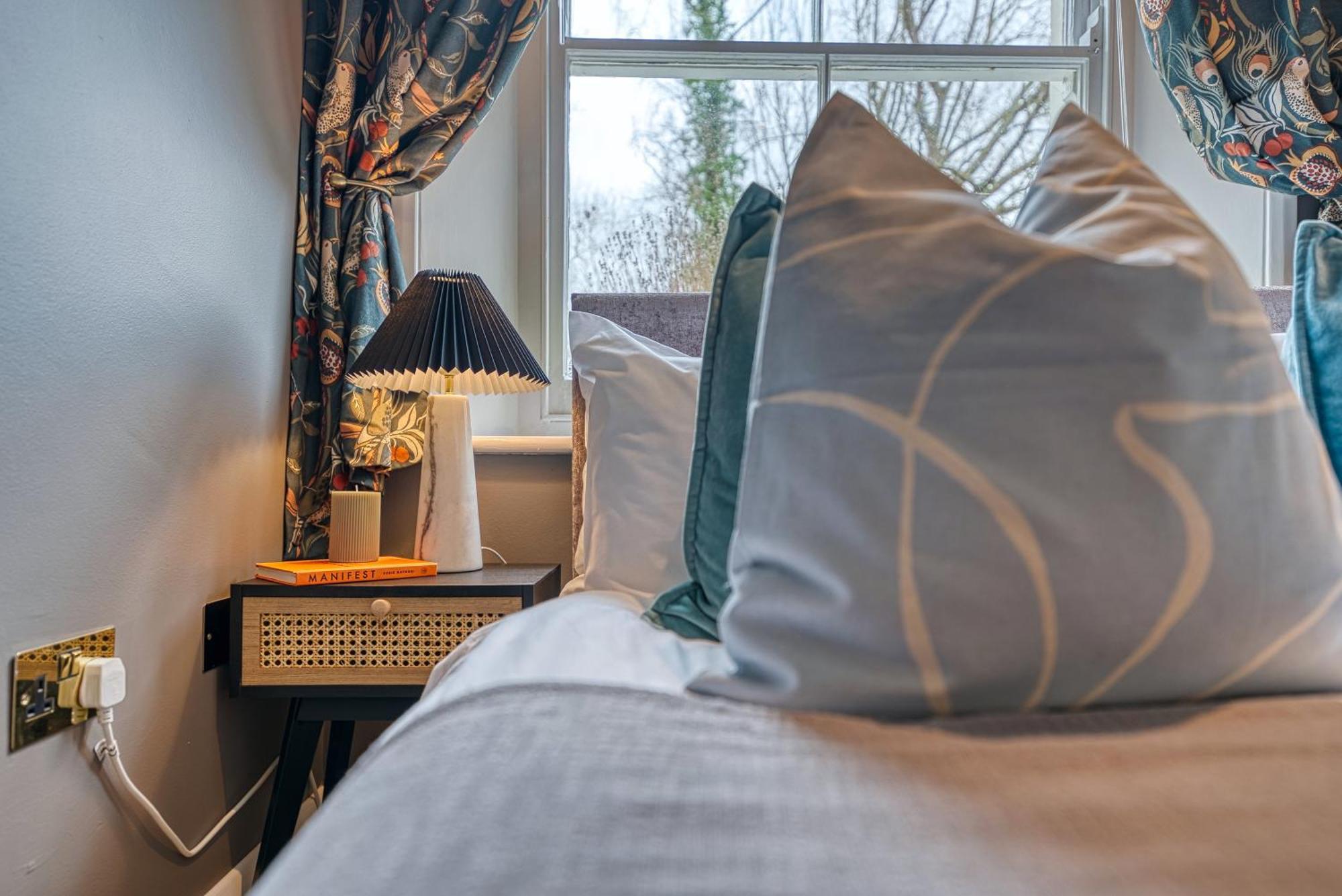 2 Bedroom Stylish Spacious Apt, Sleeps 6, Central Cheltenham, With Free Parking - By Blue Puffin *