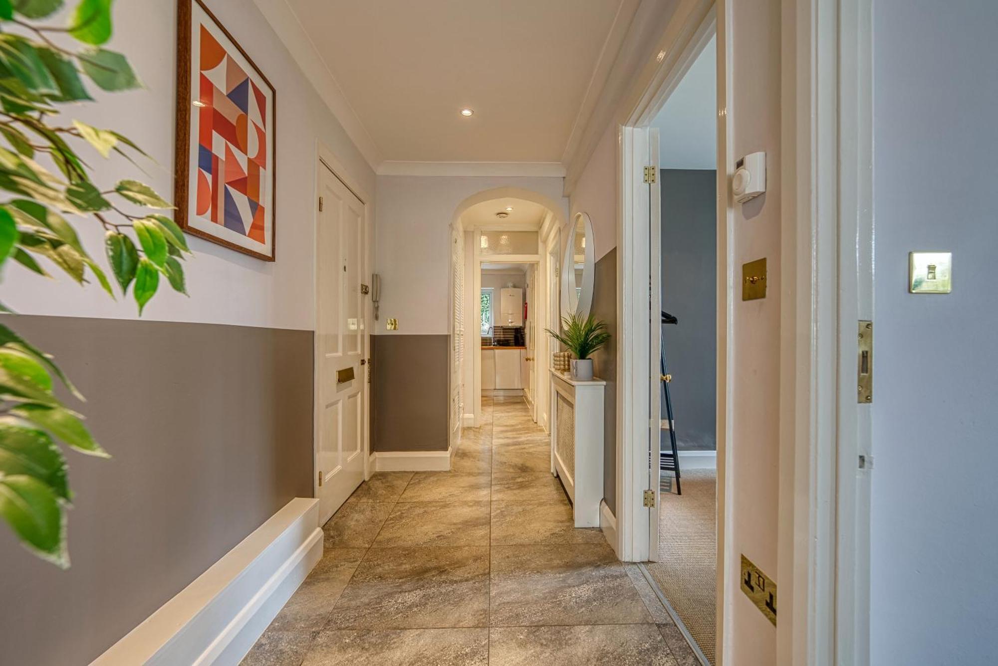 Apartment 2 Bedroom Stylish Spacious Apt, Sleeps 6, Central Cheltenham, With Free Parking - By Blue Puffin *