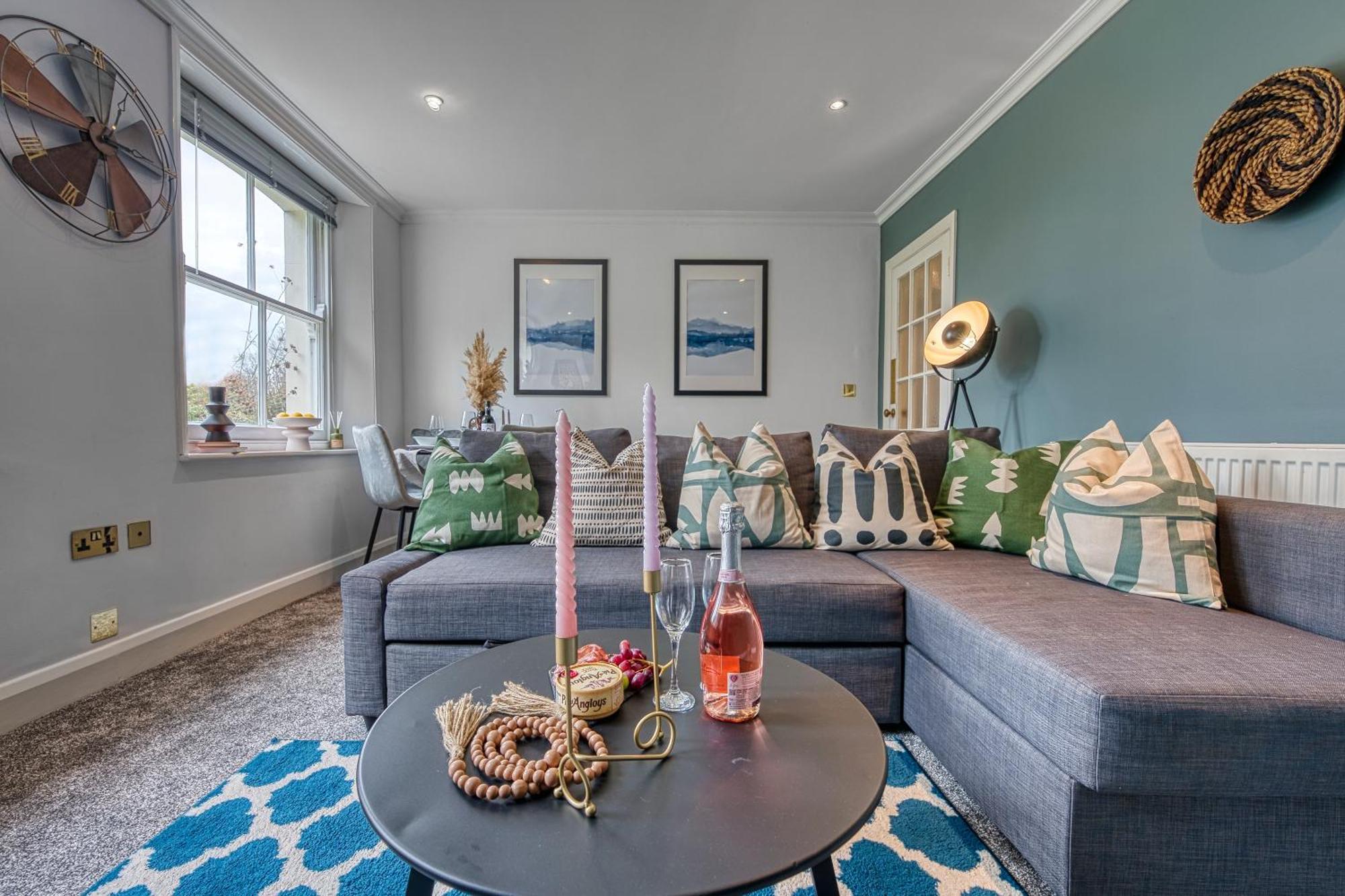 2 Bedroom Stylish Spacious Apt, Sleeps 6, Central Cheltenham, With Free Parking - By Blue Puffin Apartment *