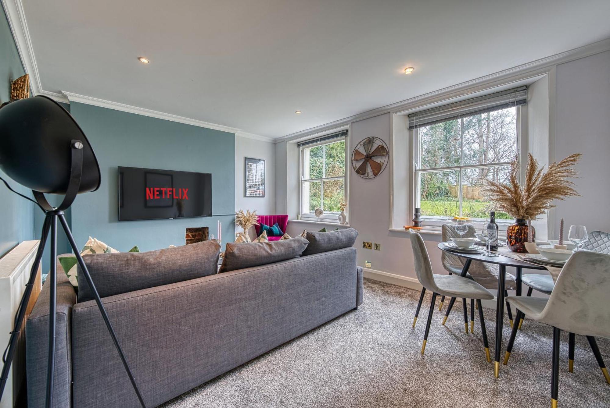 2 Bedroom Stylish Spacious Apt, Sleeps 6, Central Cheltenham, With Free Parking - By Blue Puffin Cheltenham