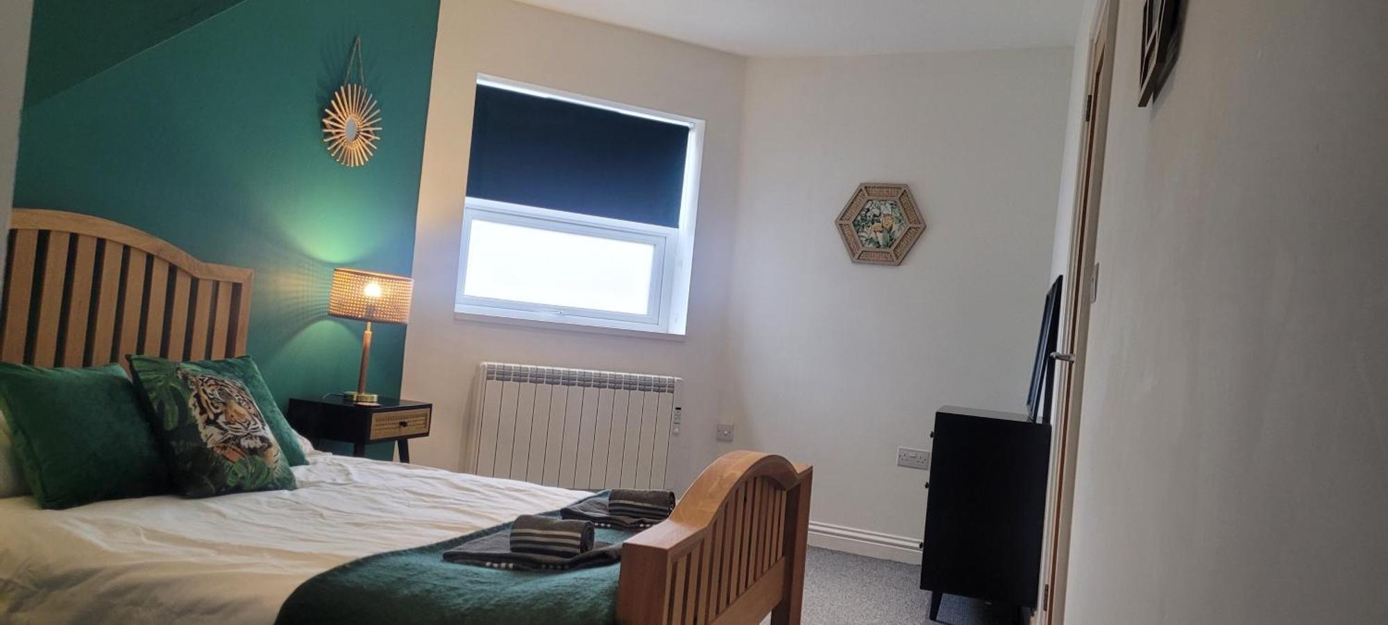 Apartment Leckhampton Road - *