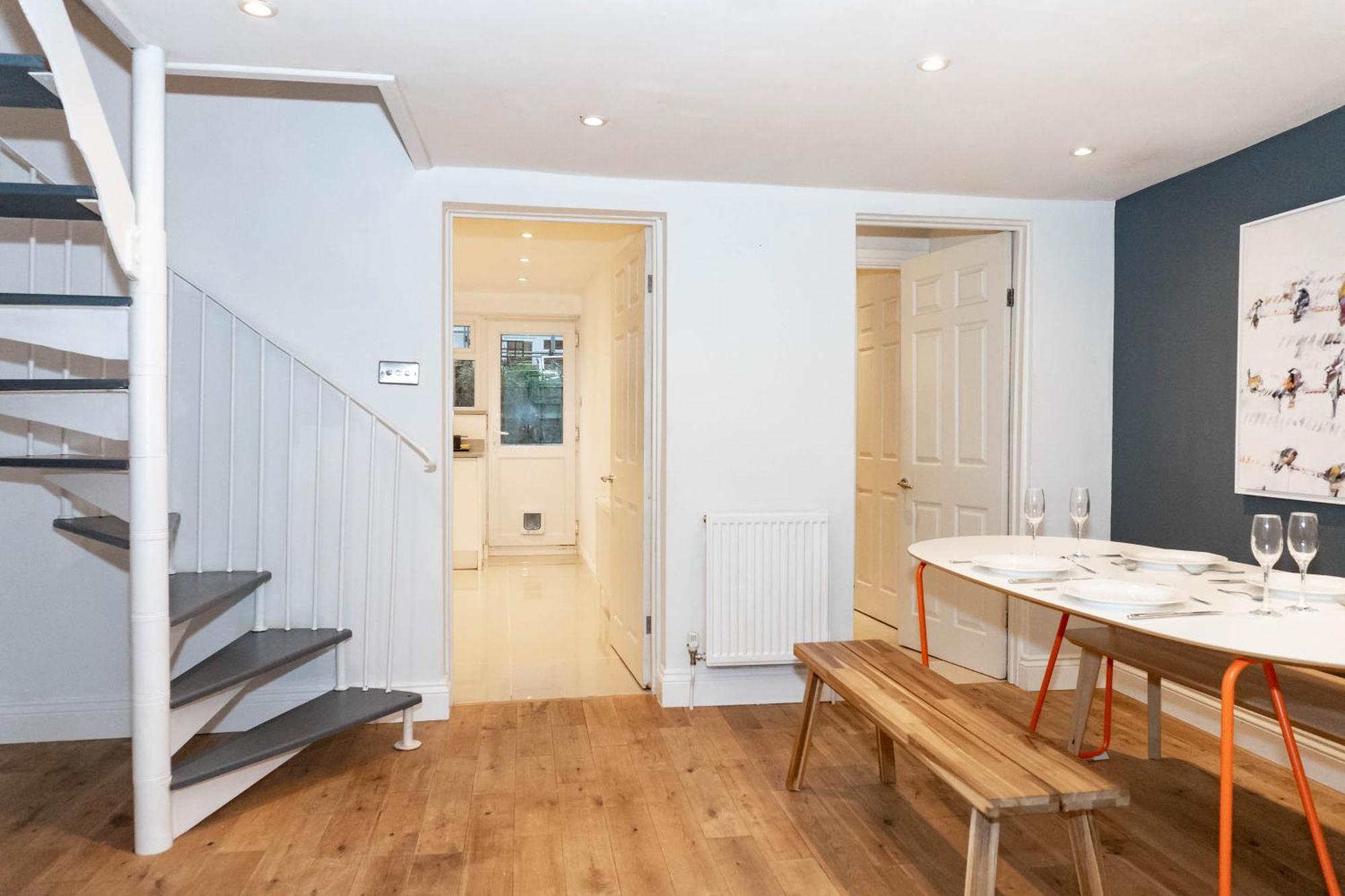 Cheltenham-cosy 2 Bedroom House-wifi-garden-pets Holiday home *