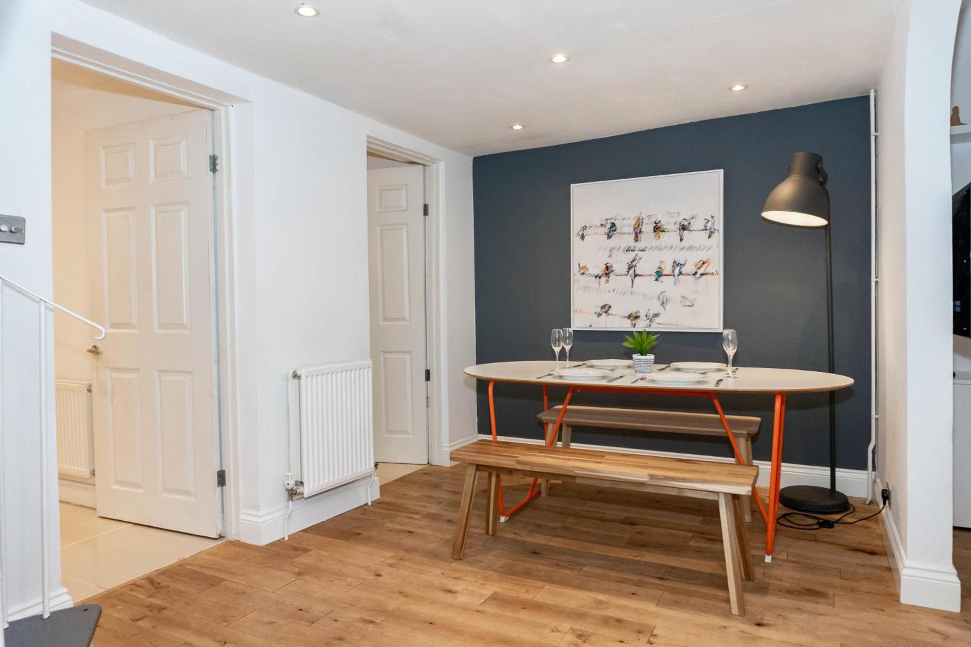 Cheltenham-cosy 2 Bedroom House-wifi-garden-pets Holiday home