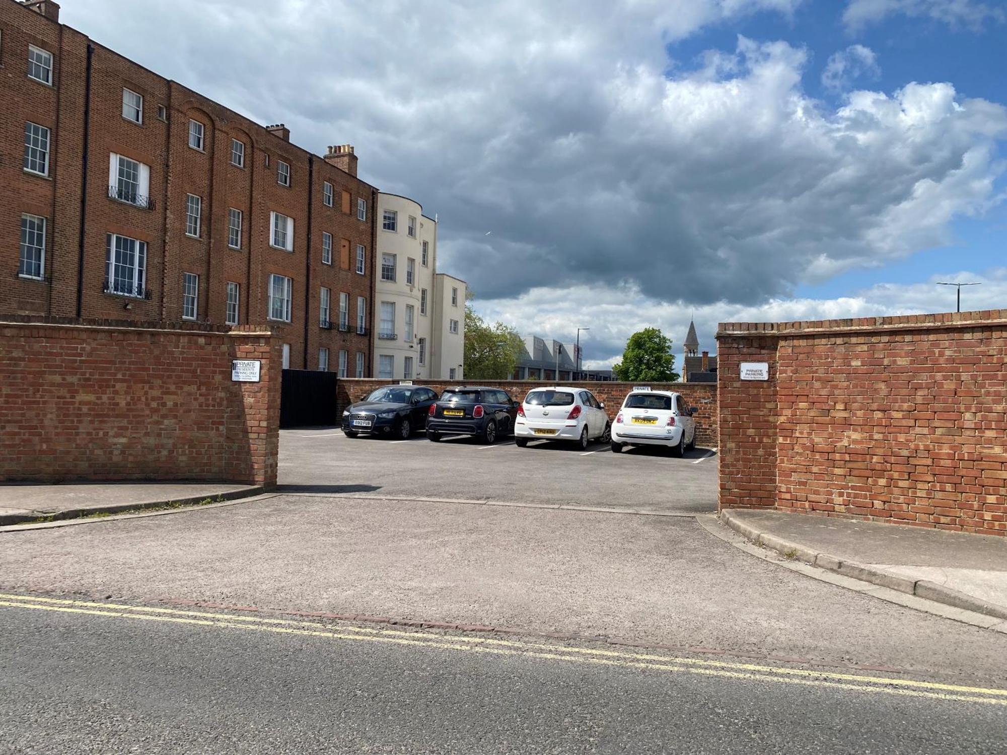 High End Free Parking Wifi Balcony Ensuite Apartment