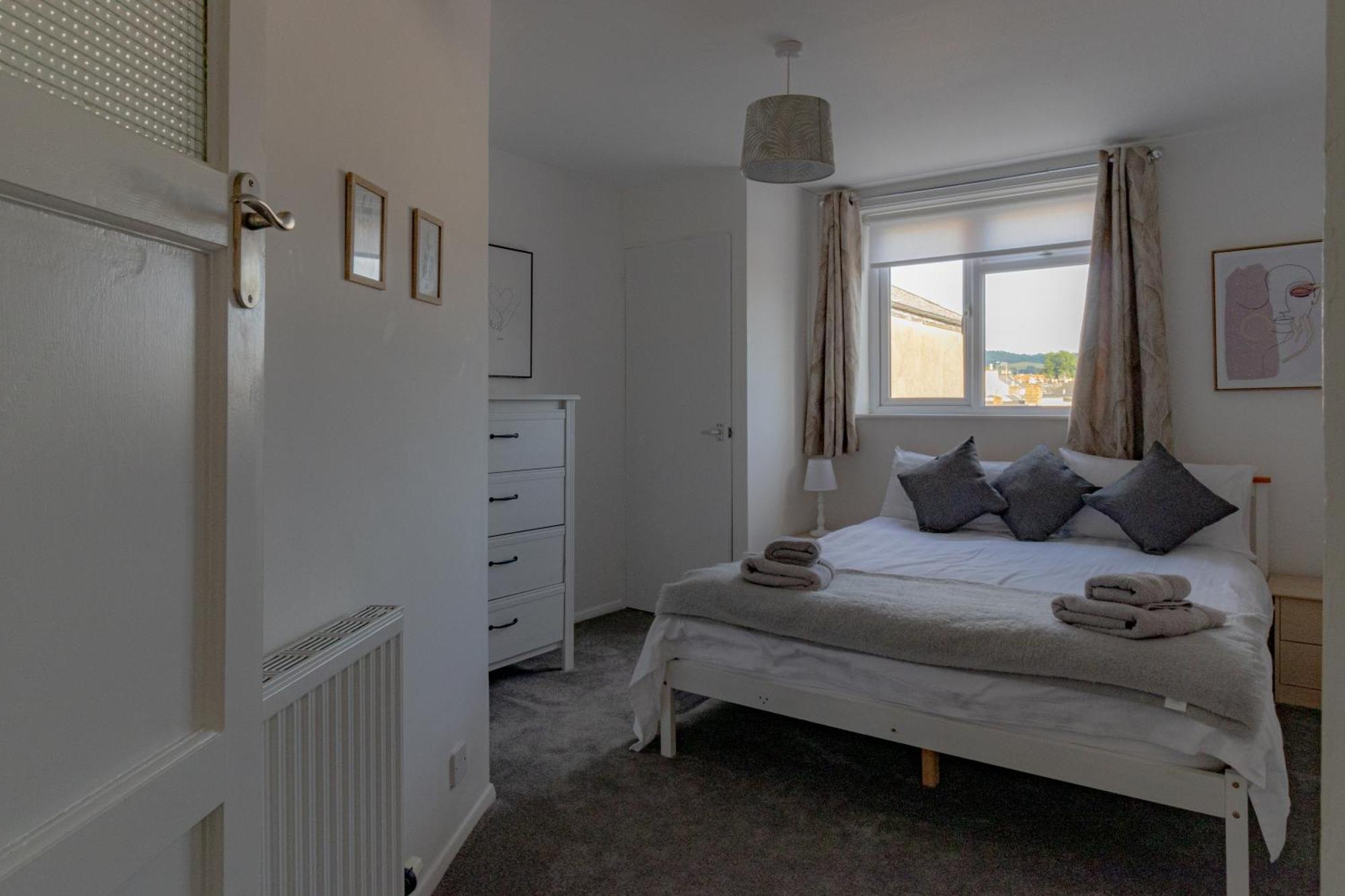 Fabulous, Vibrant, Town House, Bath Road *