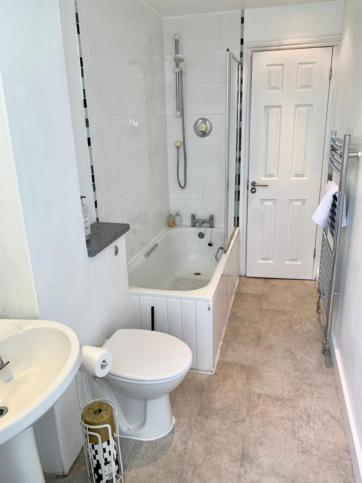 Perfect Location For Racecourse And Town Centre Apartment