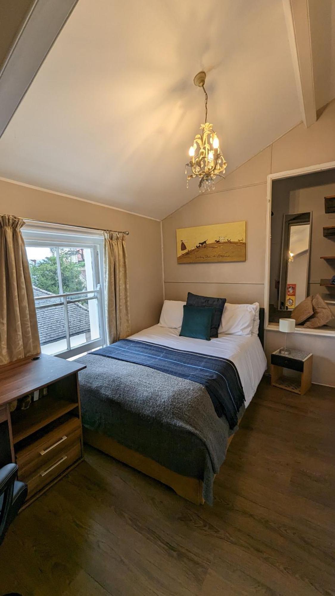 Cotswold Vip Regency Apartment *