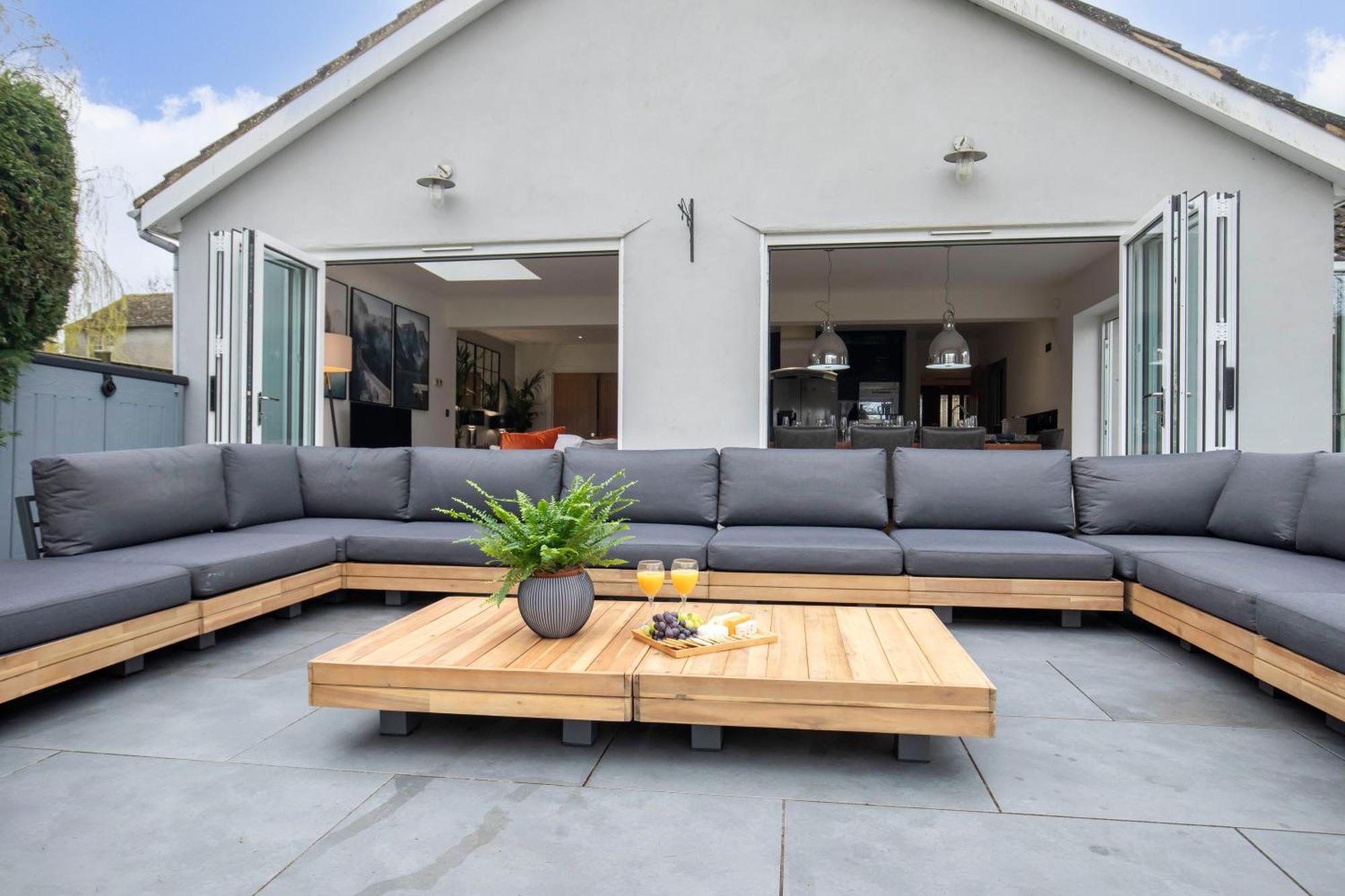 Magnificent 3-bedroom With Swim Holiday home