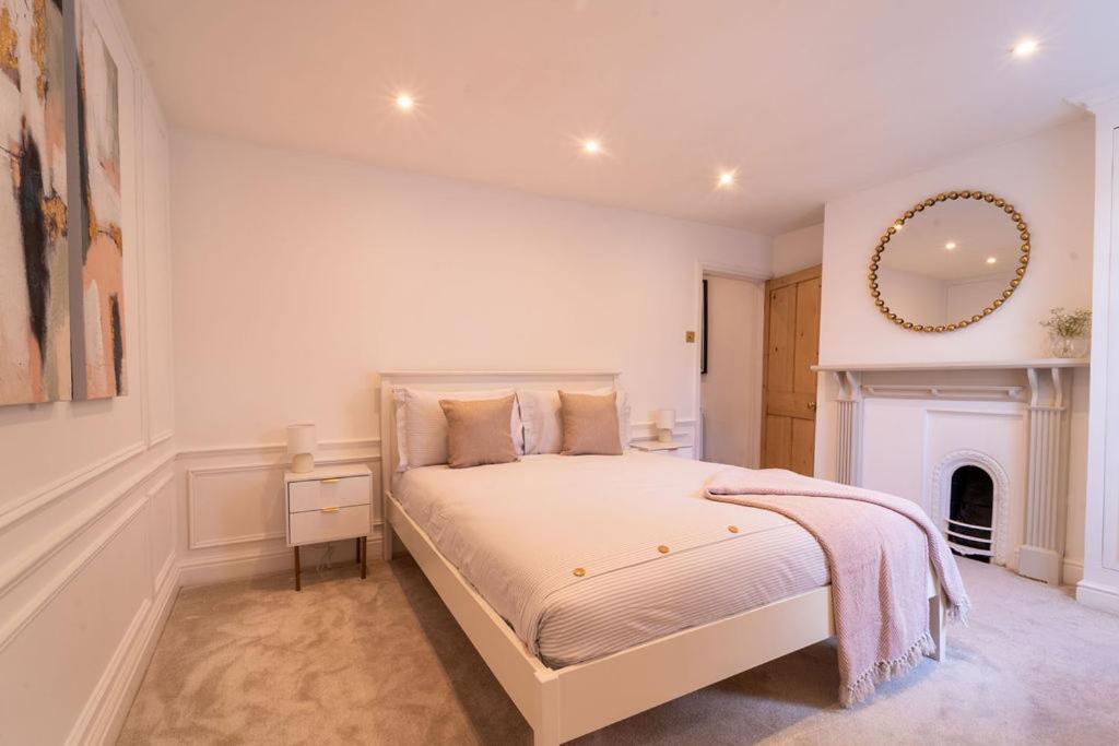 Elegant 3 Bedroom In The Centre Of Holiday home Cheltenham