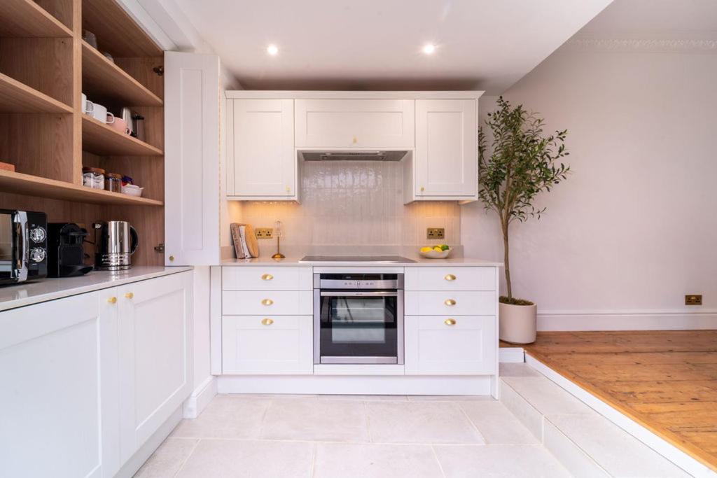 Elegant 3 Bedroom In The Centre Of *