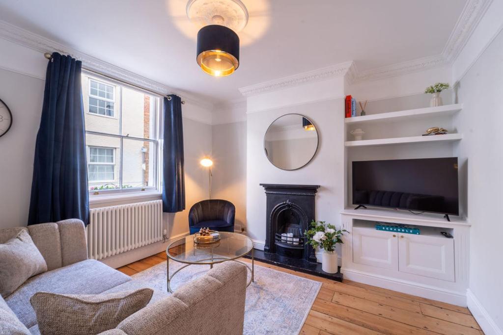 Elegant 3 Bedroom In The Centre Of Holiday home Cheltenham