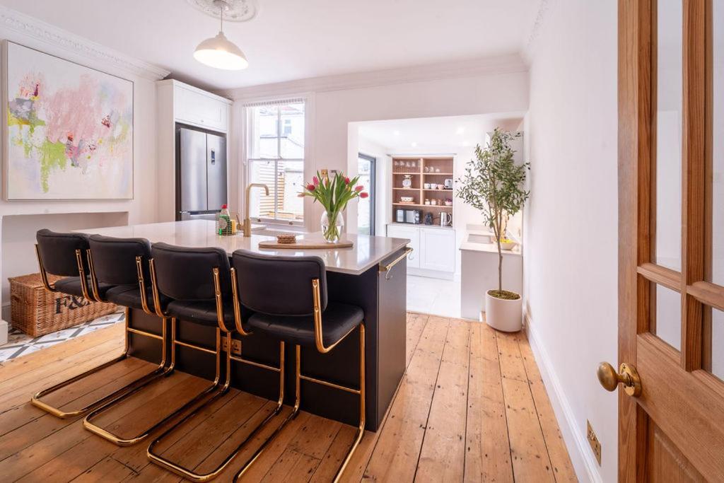 Holiday home Elegant 3 Bedroom In The Centre Of *