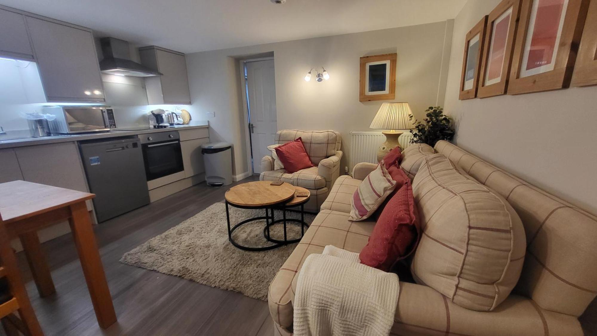 The Den, 2 Mins Chelt High Street, John Lewis Etc * Cheltenham