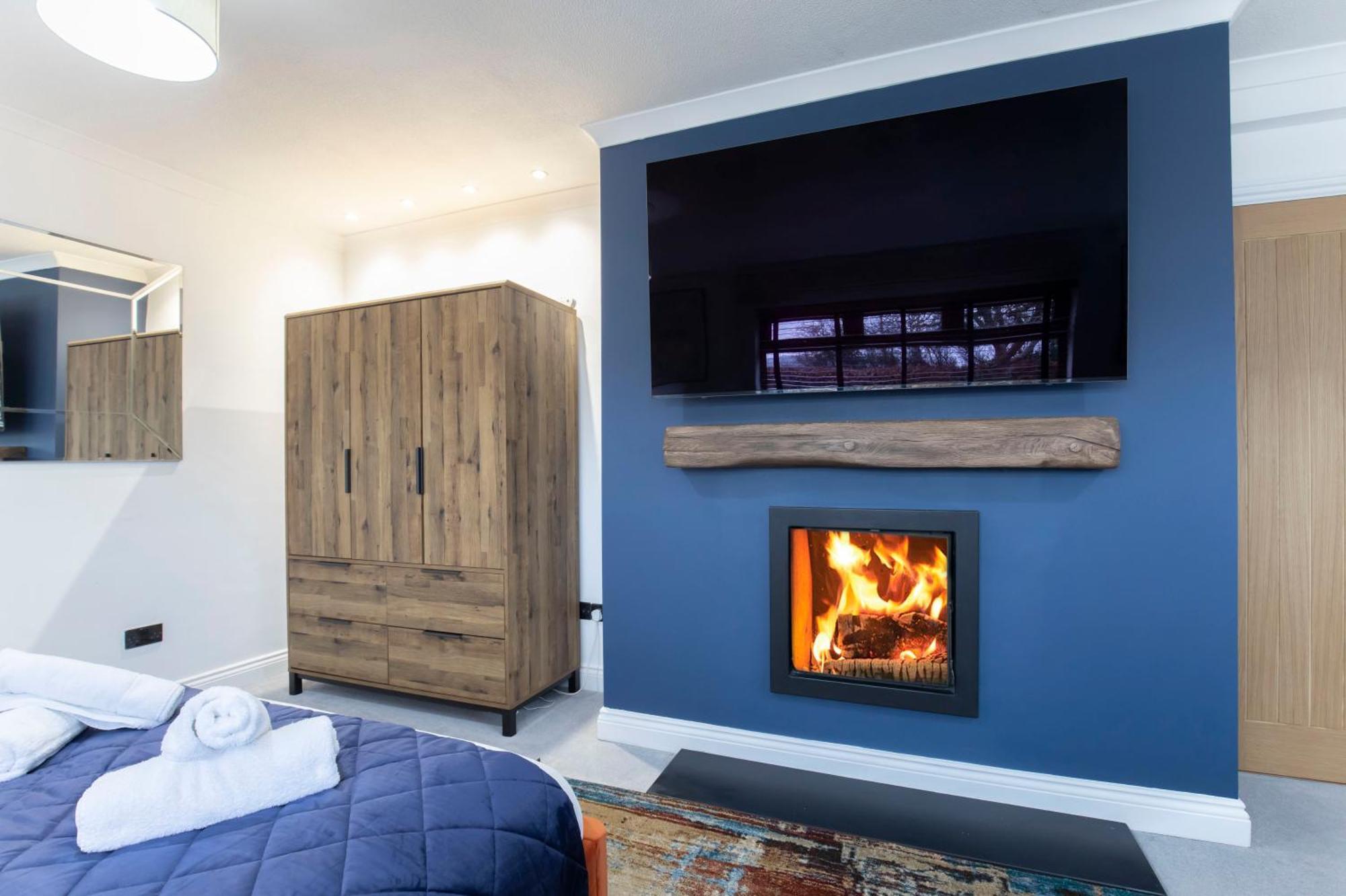 Stunning 3 Bed 2 Bath Detached Village * Cheltenham
