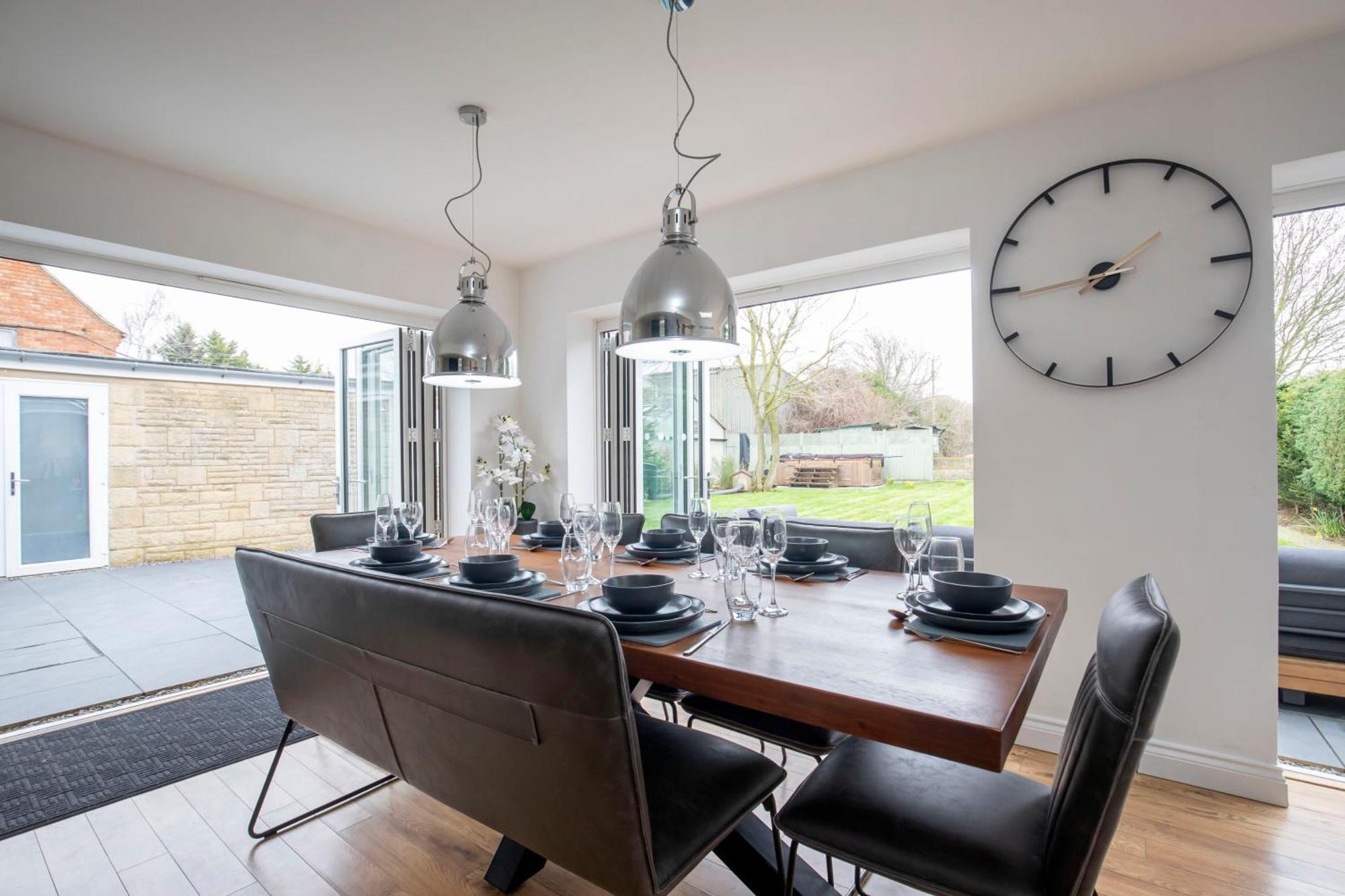 Stunning 3 Bed 2 Bath Detached Village Holiday home Cheltenham
