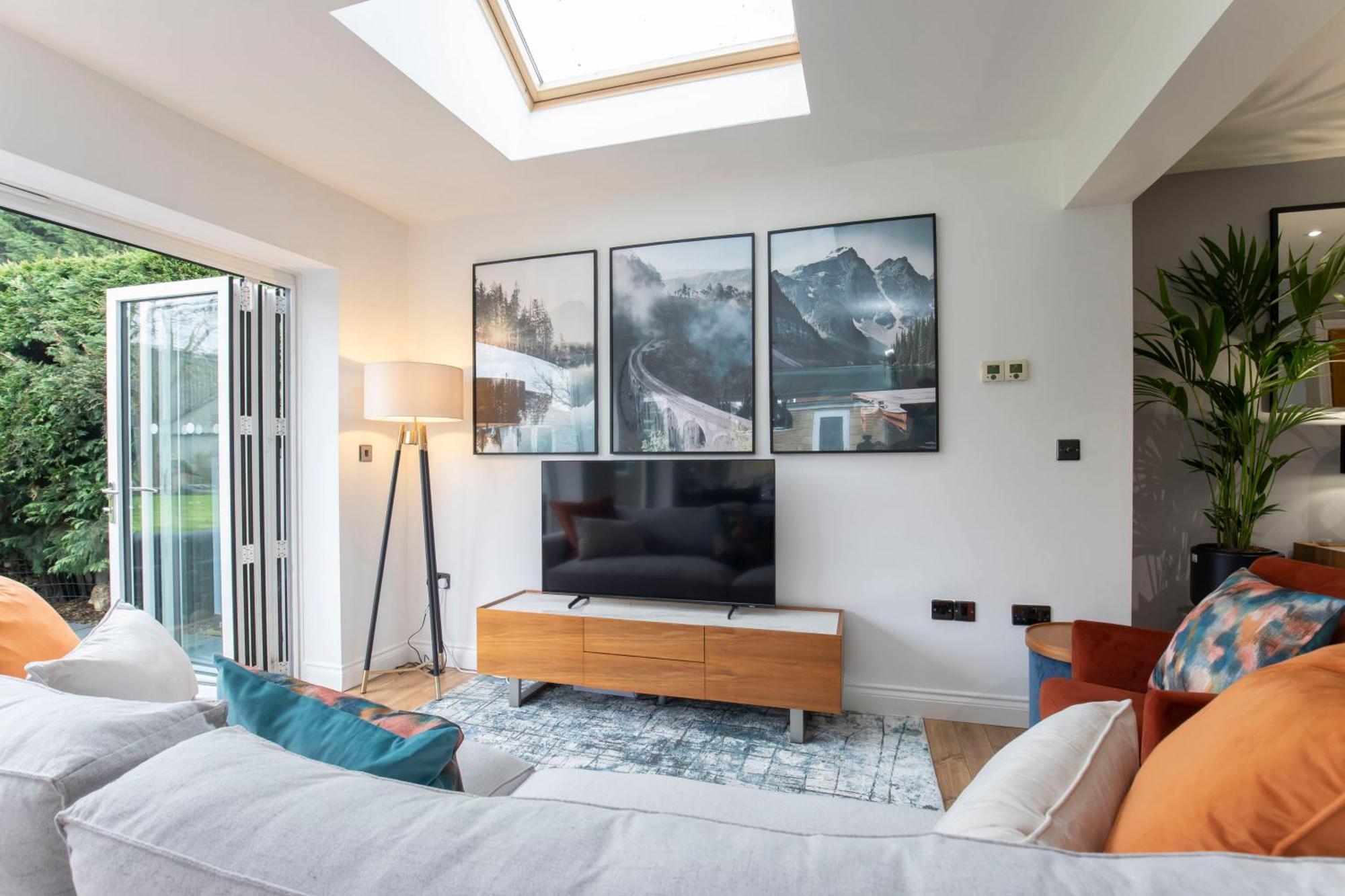 Stunning 3 Bed 2 Bath Detached Village * Cheltenham