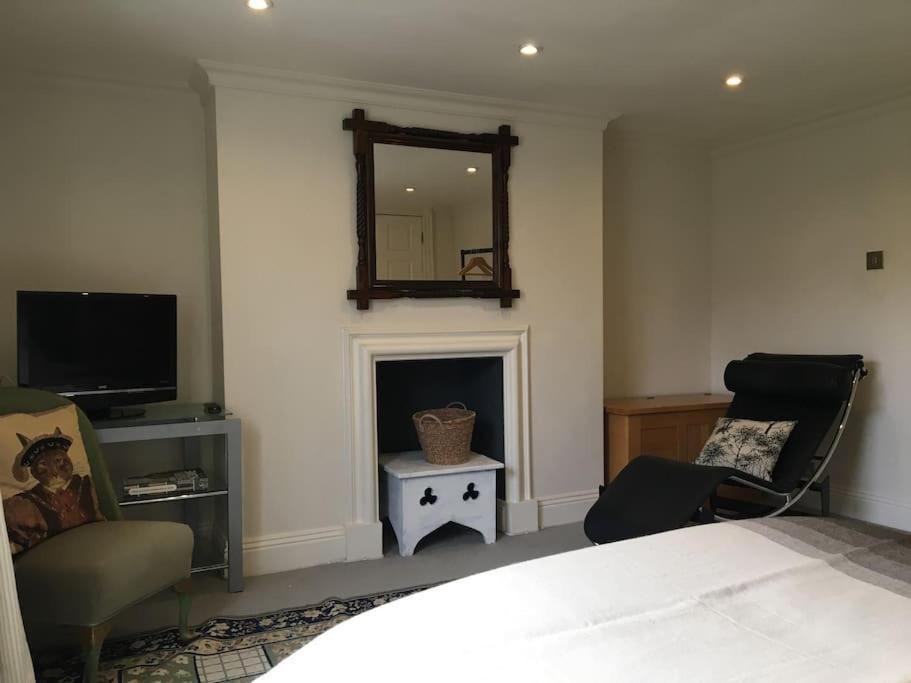A Self Contained On The Bath Road Apartment