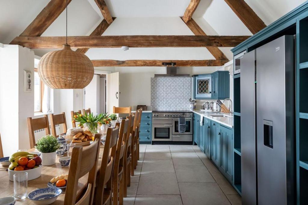 Holiday home Broadway House, 7 Bedroom, 6 Baths Cheltenham