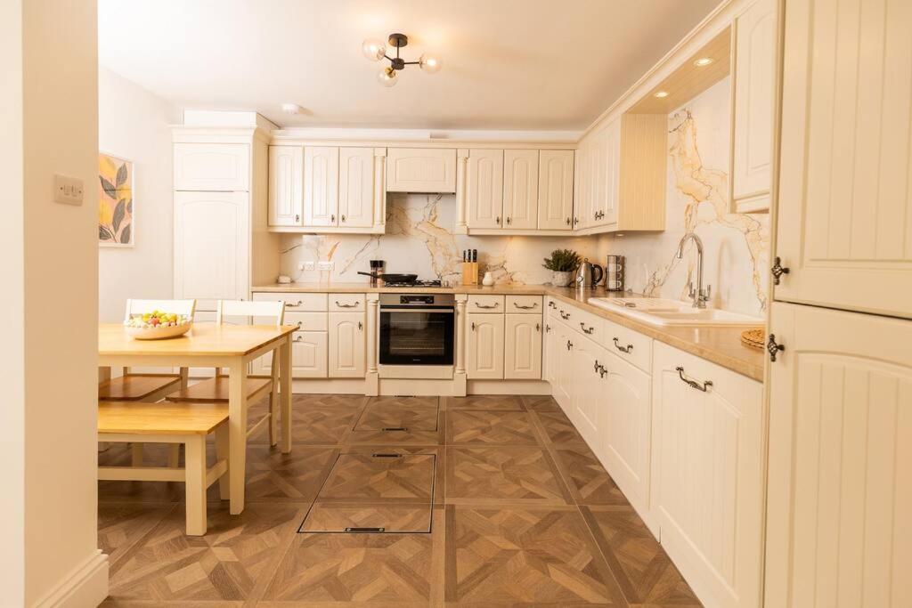 Pittville - By Luxury *
